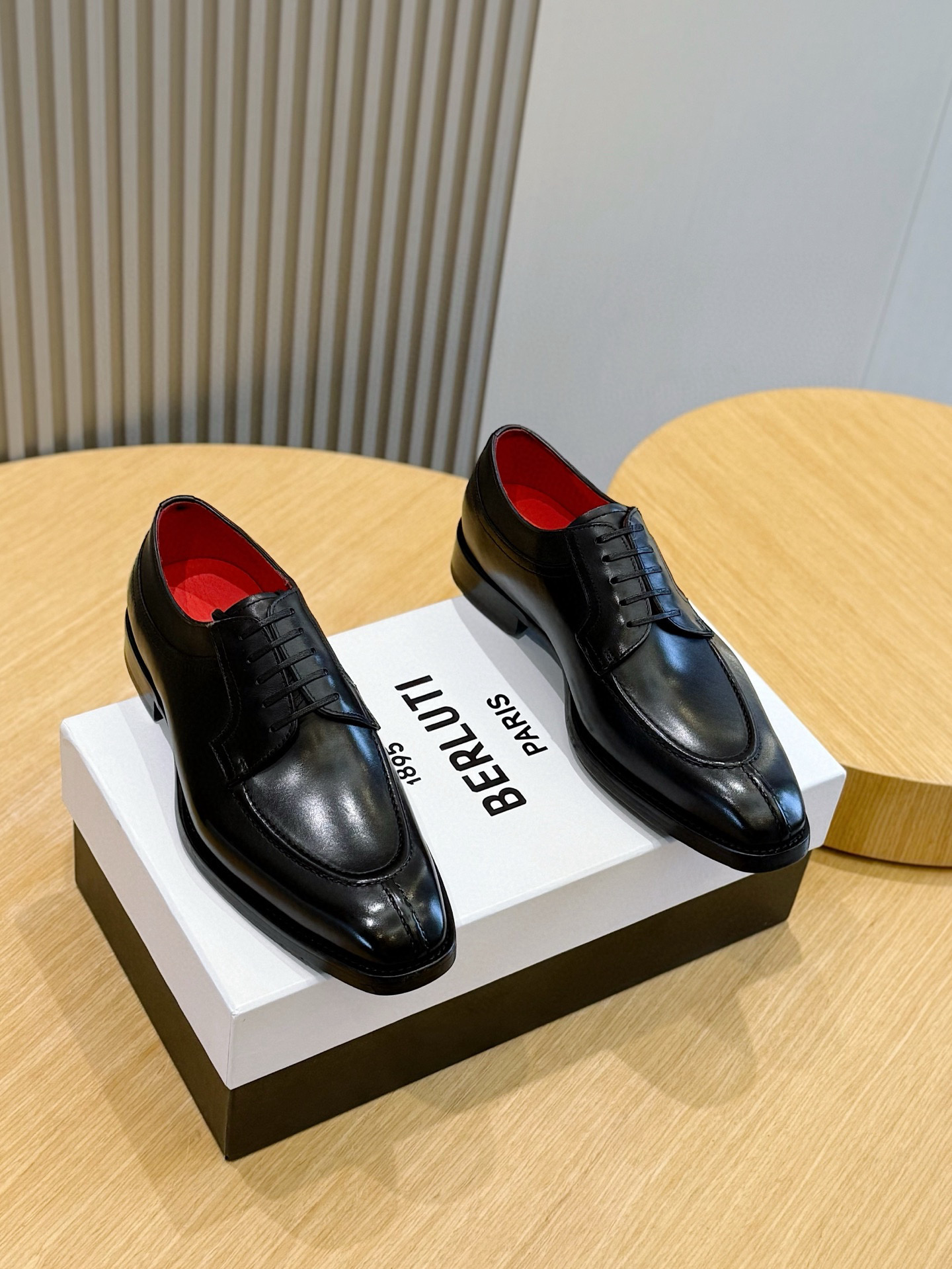 NO:347425,Berluti's new work of formal shoes, handmade business leather shoes, listen to the rhythm of wiping, witness the gradual glow of the shoes, every patient and meticulous process, and achieve the ingenious art of craftsmanship. Imported cowhide, cowhide, genuine leather soles Size: 39-44 (customized by 38.45), cowhide, Leather soles19860909Berluti新作正装鞋履手工商务皮鞋 倾听擦拭的韵律.见证鞋履上的逐渐焕发的光泽,每一道耐心细致的工序,成就精益求精的匠心艺术. 进口牛皮,牛皮内里,真皮大底 Size:39-44（38.45定做）,,cowhide,Leather soles,Men's shoes