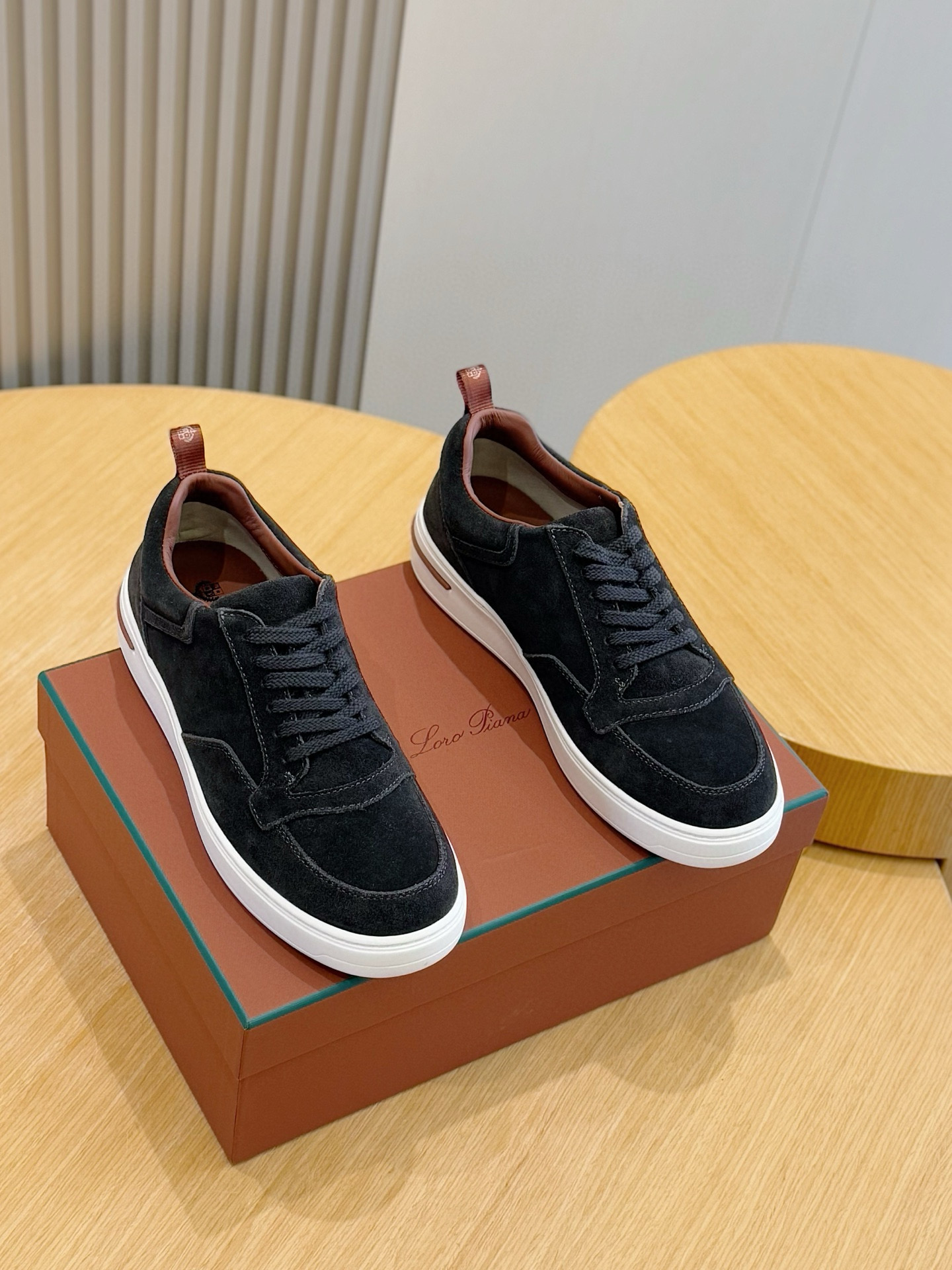 NO:648297,Size: 39-44 (customized at 38.45) LP Newport Walk men's casual shoes. This casual shoe is made of lightweight and anti-wrinkle Wind elastic microfiber fabric, which has been treated with StormSystem to make it waterproof and windproof. The suede inserts on the upper and the slightly padded nylon fabric trim on the inside highlight the sporty style. The lightweight sole adds a touch of modernity to the shoe. The same color nylon material laces have lightweight material inserts inside the sole. Kummel  Colored rubber sole with LP initials Kummel throughout Colored eyelets with LP logo Fabric Cowhide split suede, casual/sneakers,loro piana,sneakers,cowhide19860909Size:39-44(38.45定制） LP Newport Walk男士休闲鞋 这款休闲鞋采用轻盈防皱的 Wind 弹力细纤维面料,经过 StormSystem 处理,防水防风.鞋面绒面革嵌片和内侧轻微加垫锦纶面 料饰边,突显运动风范.轻盈的鞋底则更为鞋子添增了一线现代感 同色系锦纶材质鞋带 鞋底内部带有轻盈材料的嵌件 Kummel 色橡胶鞋底通体饰有 LP 首字母缩写 Kummel 色孔眼饰有 LP徽标 面料 牛皮剖层反绒面革,休闲鞋/运动鞋,loro piana,sneakers,cowhide,Women's Shoes