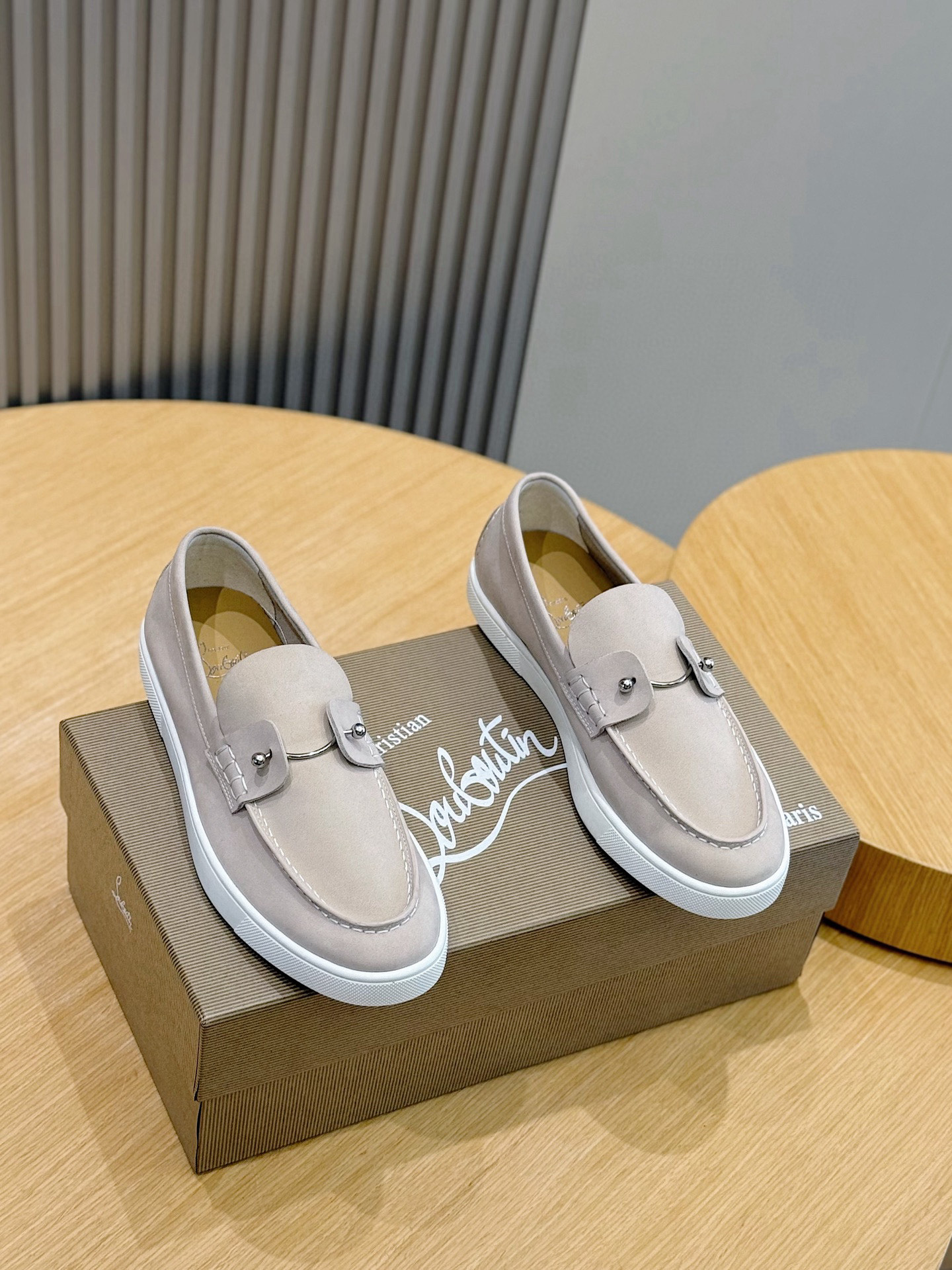 NO:511087,Christian Louboutin men's loafers combine smooth lines and slender silhouettes to reinvent the classic with a modern design language. The upper is made of calfskin, which shows the delicate leather luster and is matched with a delicate outline of gentlemanly demeanor. The iconic red lining makes the shoes more recognizable, neat and elegant, and have unique details. Imported cowhide + cowhide Size: 39-44 (38.45 custom made without return),,loafers,cowhide19860909Christian Louboutin男士乐福鞋 融合流畅线条与修长廓形,以现代设计语言焕新演绎经典.鞋面采用小牛皮材质,尽现细腻皮革光泽,搭配细致勾勒绅士风度.标志性红色内衬使鞋履更具辨识度,利落文雅,细节别致. 进口牛皮+牛皮内里 Size:39-44(38.45定做不退换）,,loafers,cowhide,Men's shoes