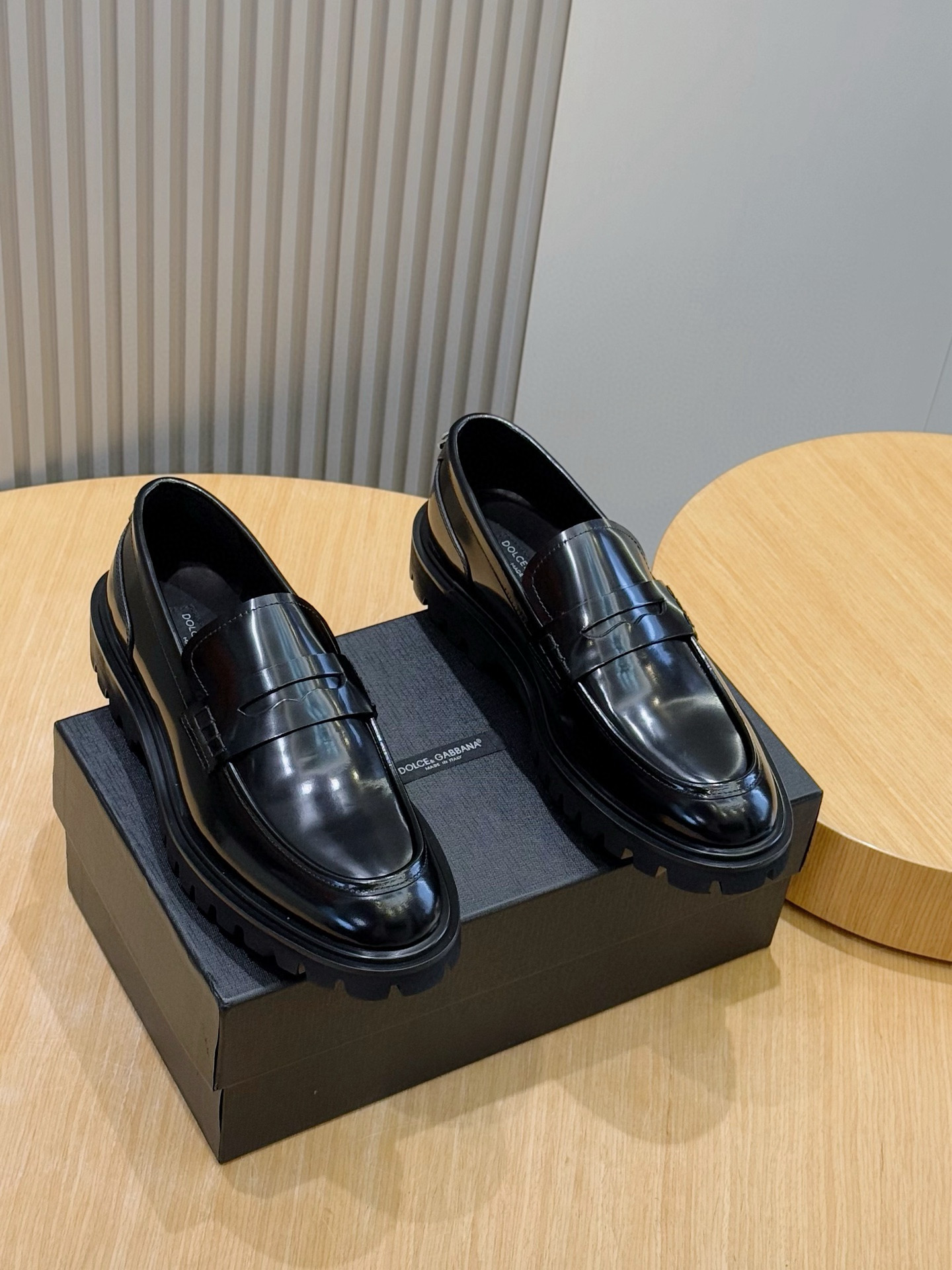 NO:555583,D&G men's cowhide derby shoes. This lace-up derby shoe has a classic design. It is made of high-quality calfskin and has a classic and low-key design!  Heel hardware DG logo Cowhide upper + leather lining + private model outsole Size: 39-44 (customized at 38.45),,Dolce&Gabbana,cowhide19860909D&G男士士牛皮德比鞋 此款系带德比鞋设计经典,采用优质小牛皮精制而成,经典低调的设计！后跟五金DG徽标 牛皮鞋面+牛皮内里+私模大底 Size:39-44(38.45定做）,,Dolce&Gabbana,cowhide,Men's shoes