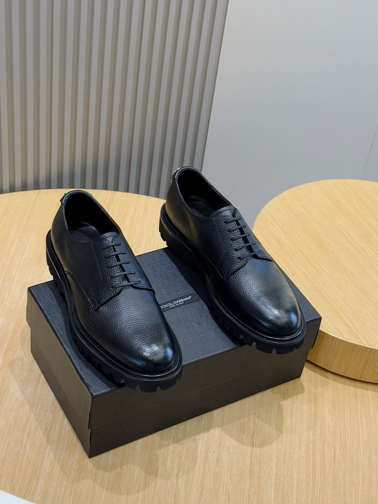 NO:541950,D&G Men's Cowhide Derby Shoes This lace-up derby shoes is classically designed, refined from high-quality calfskin, with a classic and low-key design!  Heel hardware DG logo cowhide upper + cowhide inner + private mold outsole Size: 39-44 (customized by 38.45), Dolce & Gabbana, cowhide19860909D&G男士士牛皮德比鞋 此款系带德比鞋设计经典,采用优质小牛皮精制而成,经典低调的设计！后跟五金DG徽标 牛皮鞋面+牛皮内里+私模大底 Size:39-44(38.45定做）,,Dolce&Gabbana,cowhide,Men's shoes