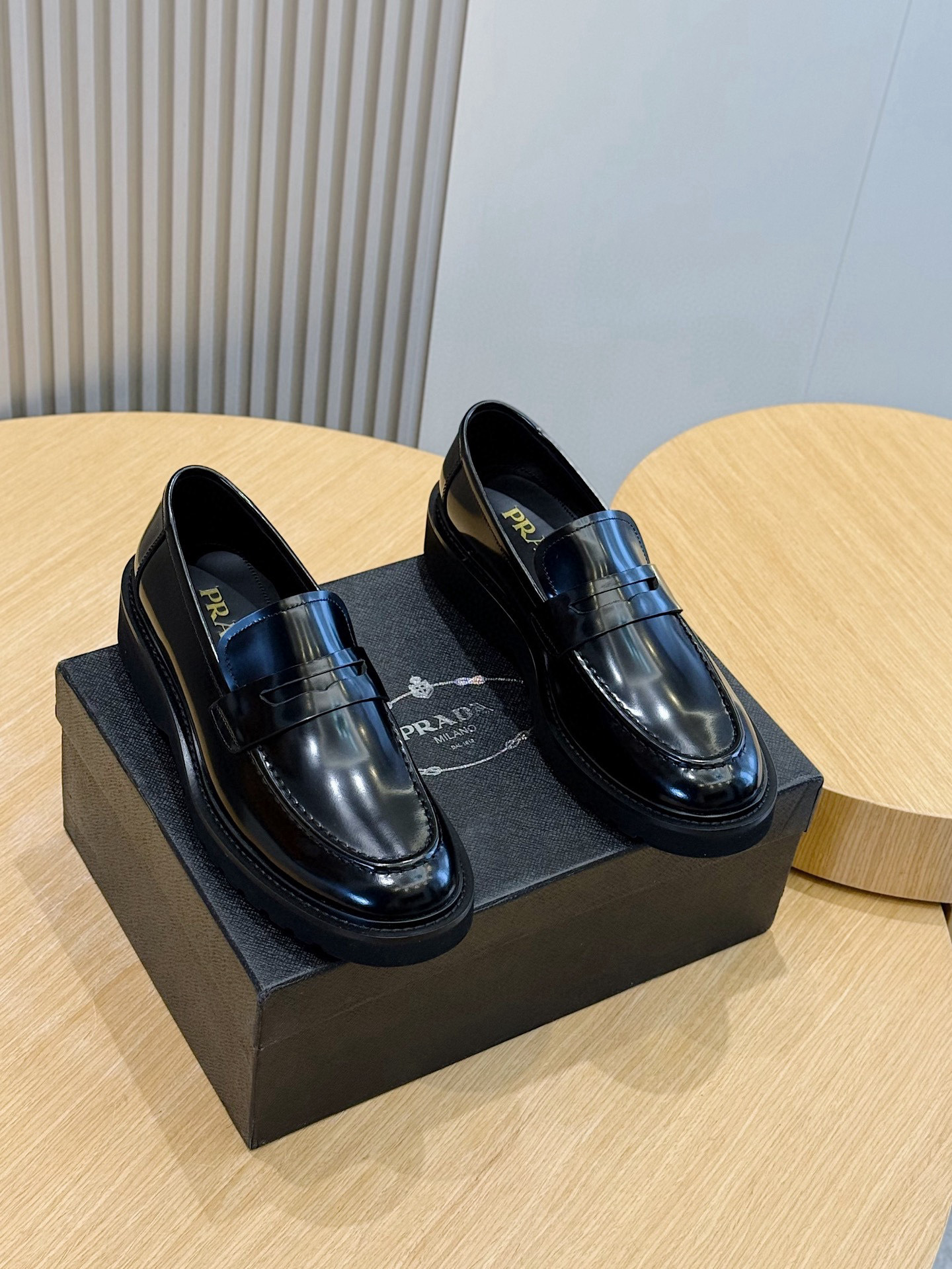 NO:541952,Prada Triangle Metal Logo Cowhide Derby Shoes This cowhide loafer uses a thick sole, with handmade details and modern elements to add vitality to the timeless style in a new and fashionable language. The triangular metal logo is embellished with enamel triangular metal toe cap and the toe cap is decorated with bright convex edges. Thick sole paired with double edges. Heel height 4cm Size:39-44 (customized by 38.45),,prada,loafers,cowhide19860909Prada三角形金属徽标牛皮德比鞋 这款牛皮革乐福鞋采用厚实鞋底,手工细节与现代元素增添活力,以全新时尚语言诠释隽永格调. 饰带点缀涂珐琅三角形金属徽标 鞋头盖饰以明线凸边 厚鞋底搭配双沿条 鞋跟高度4cm Size:39-44（38.45定做）,,prada,loafers,cowhide,Men's shoes