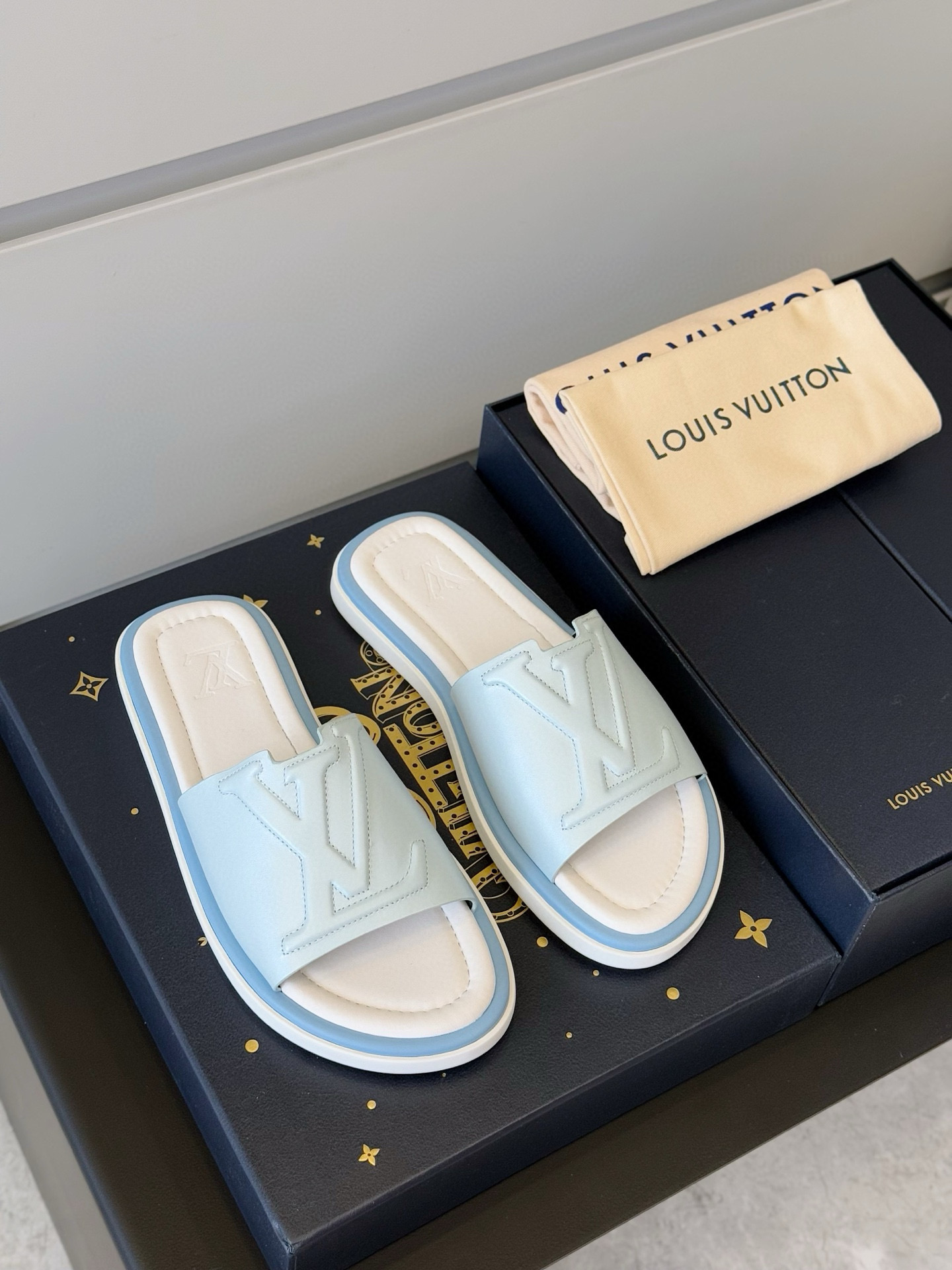 NO:346876,L Home Waterfront Sandals are renovated and come back. The iconic monogram pattern of canvas upper. Made of waterproof rubber, paired with a comfortable and tough outsole, light and flexible outsole imprint logo. Size: 39-44 (customized by 38.45),,louis vuitton19860909L家Waterfront凉拖焕新回归 鞋面帆布标志性的monogram图案.由防水橡胶制成,搭配舒适韧性大底,轻盈灵活的外底压印标识 Size:39-44(38.45定做）,,louis vuitton,Men's shoes