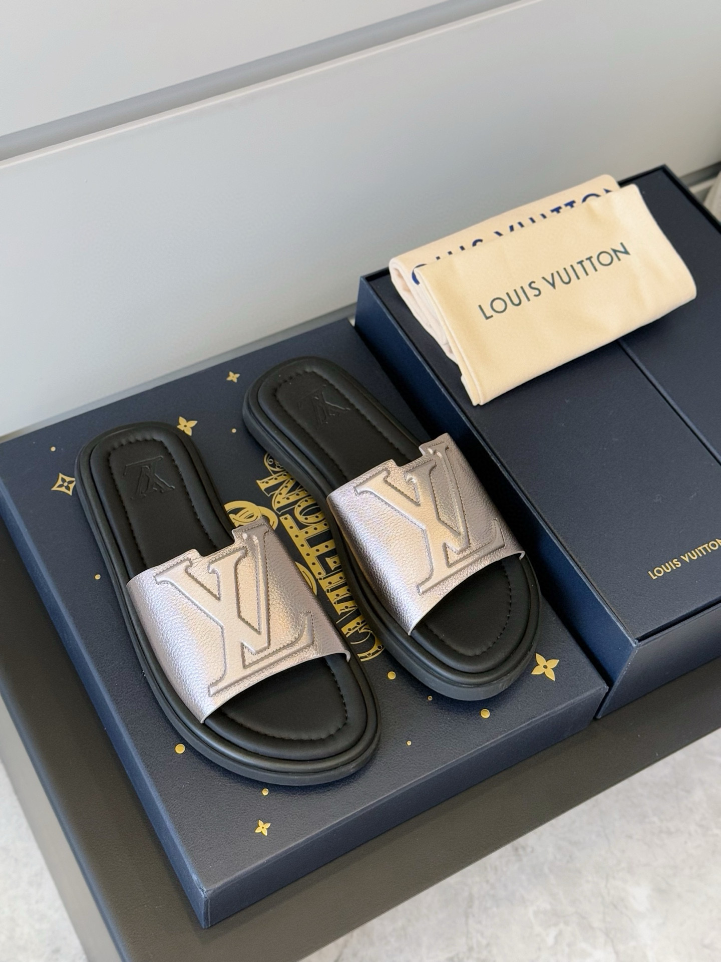 NO:346890,L Home Waterfront Sandals are renovated and come back. The iconic monogram pattern of canvas upper. Made of waterproof rubber, paired with a comfortable and tough outsole, light and flexible outsole imprint logo. Size: 39-44 (38.45 Certification, louis vuitton19860909L家Waterfront凉拖焕新回归 鞋面帆布标志性的monogram图案.由防水橡胶制成,搭配舒适韧性大底,轻盈灵活的外底压印标识 Size:39-44(38.45定,,louis vuitton,Men's shoes