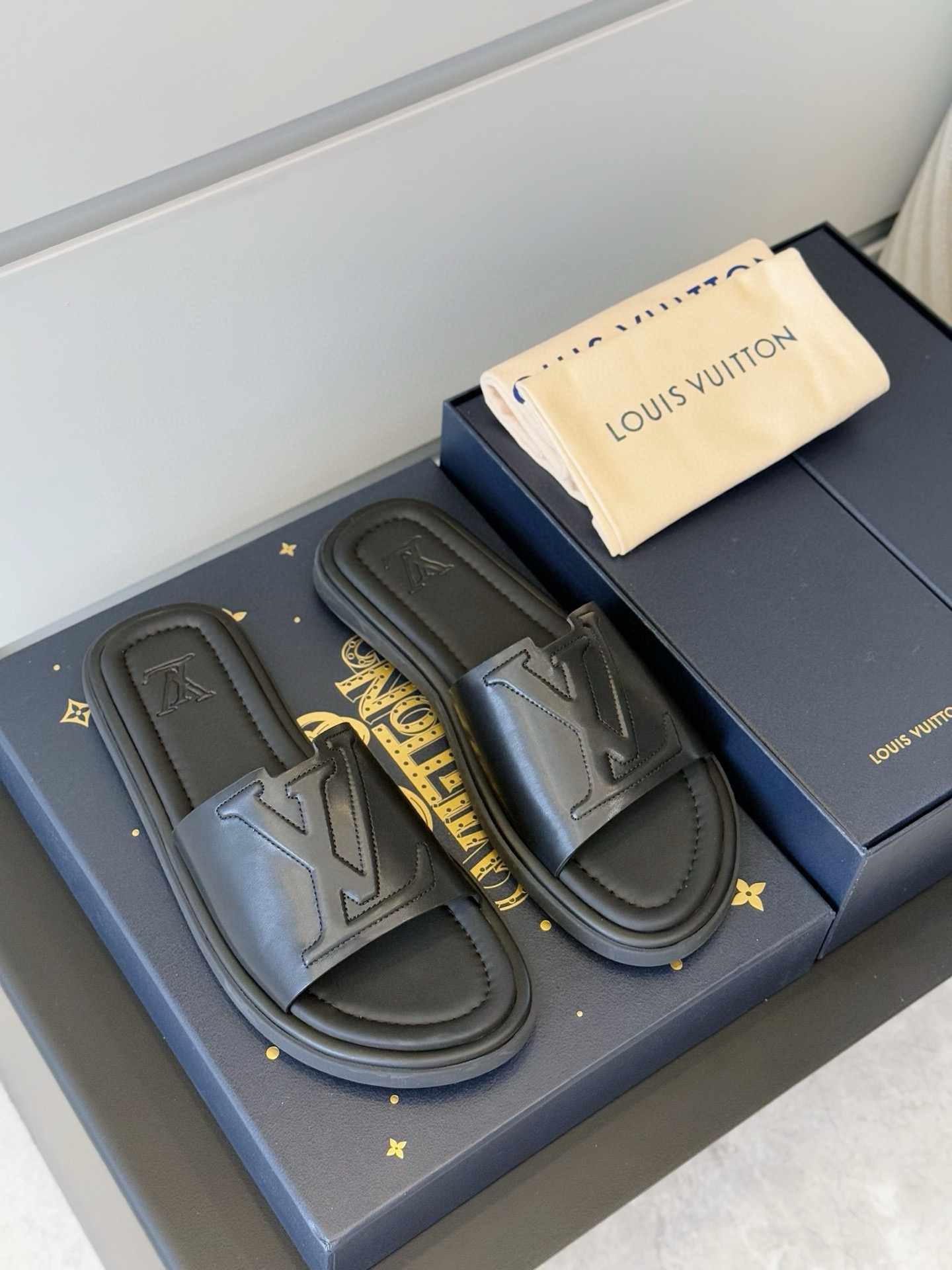 NO:346904,L Home Waterfront Sandals are rejuvenated and come back. The iconic monogram pattern of canvas upper. Made of waterproof rubber, paired with a comfortable and tough sole, light and flexible outsole imprint logo. Size: 39-44 (customized by 38.45),,louis vuitton19860909L家Waterfront凉拖焕新回归 鞋面帆布标志性的monogram图案.由防水橡胶制成,搭配舒适韧性大底,轻盈灵活的外底压印标识 Size:39-44(38.45定做）,,louis vuitton,Men's shoes