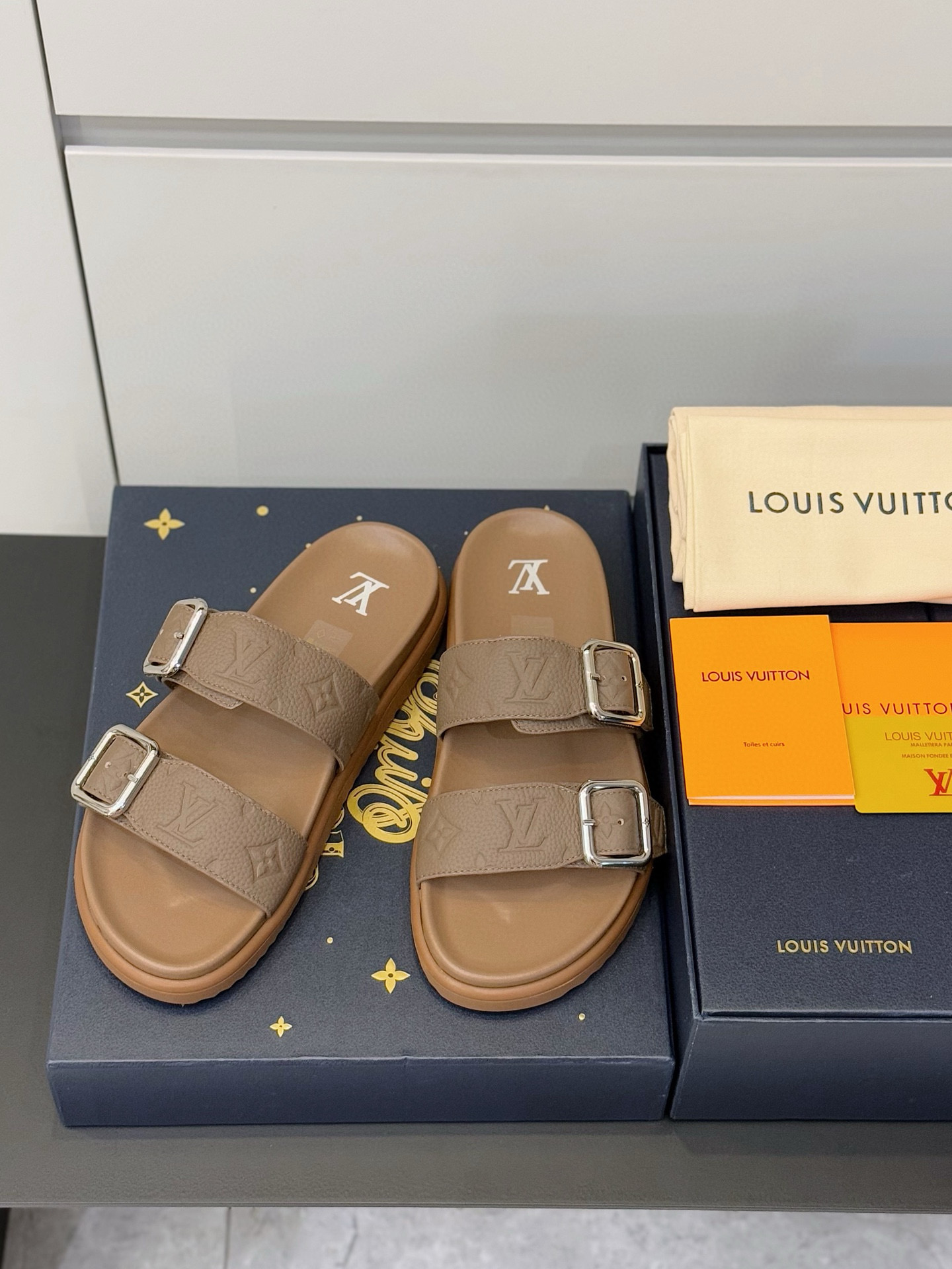 NO:346834,L Home OASIS sandals imprint suede cowhide leather Monogram pattern uses tough insoles and miniature outsoles to create a comfortable wearing experience. The rough silhouette releases a casual atmosphere, the upper tracing The clever intertwined Louis Vuitton logo outsoles add brand style Suede cowhide leather imprint Monogram pattern Vuitton elements Tough insoles Miniature outsoles Made in Italy Living: breathable cowhide inner Size: 39-44 (customized by 38.45.46),,louis vuitton,louis vuitton,cowhide19860909L家 OASIS 凉拖为绒面牛皮革压印 Monogram 图案以韧性鞋垫与微型外底成就舒适穿着体验 粗犷廓形释放休闲气息,鞋面描摹 L 字母的巧妙交织路易威登标识外底再添品牌格调 绒面牛皮革压印 Monogram 图案 威登元素 韧性鞋垫 微型外底呈现威登标识 意大利制造 内里:透气牛皮内里 Size:39-44（38.45.46定制）,,louis vuitton,louis vuitton,cowhide,Men's shoes