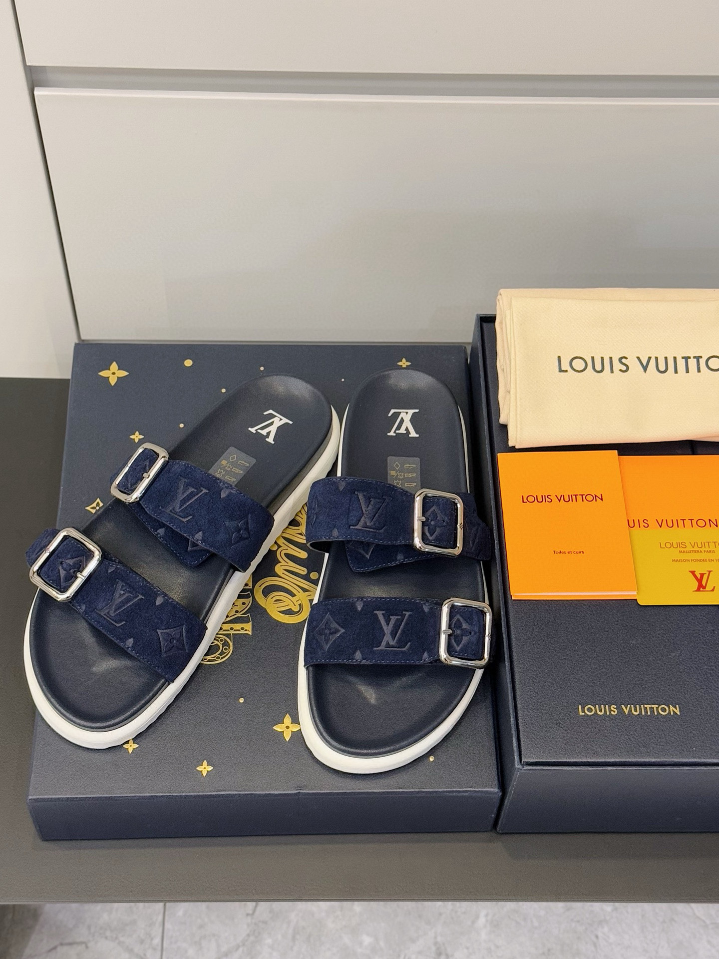 NO:346823,L Home OASIS sandals imprint suede cowhide leather Monogram pattern uses tough insoles and miniature outsoles to create a comfortable wearing experience. The rough silhouette releases a casual atmosphere, and the upper tracing. The clever intertwined Louis Vuitton logo outsoles add brand style Suede cowhide leather imprint Monogram pattern Vuitton elements Tough insoles Miniature outsoles Made in Italy Inner: breathable cowhide inner Size: 39-44 (38.45.46 Customized, louis vuitton, louis vuitton, cowhide19860909L家 OASIS 凉拖为绒面牛皮革压印 Monogram 图案以韧性鞋垫与微型外底成就舒适穿着体验 粗犷廓形释放休闲气息,鞋面描摹 L 字母的巧妙交织路易威登标识外底再添品牌格调 绒面牛皮革压印 Monogram 图案 威登元素 韧性鞋垫 微型外底呈现威登标识 意大利制造 内里:透气牛皮内里 Size:39-44（38.45.46定制,,louis vuitton,louis vuitton,cowhide,Men's shoes