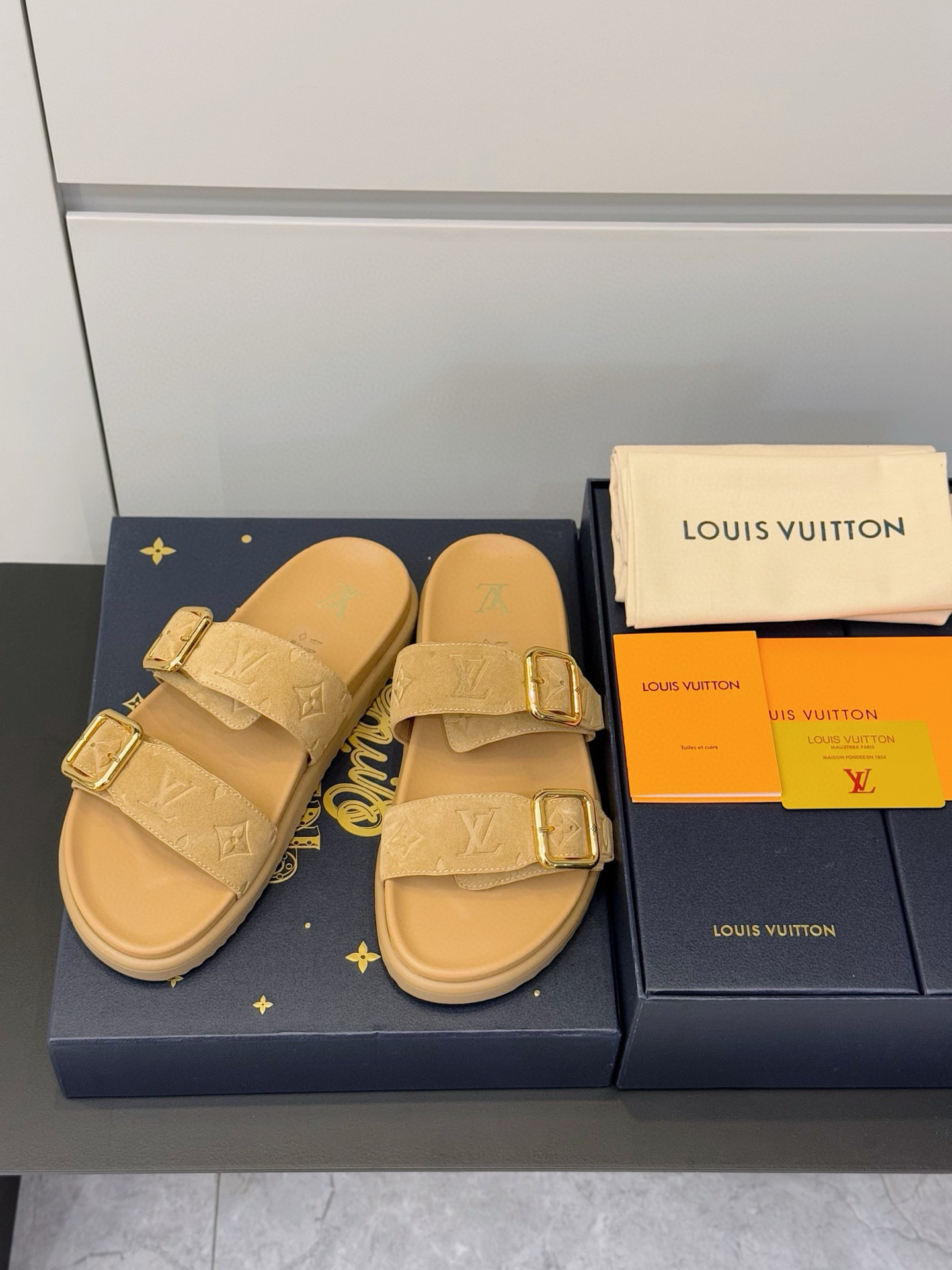 NO:778124,L's OASIS sandals are suede calf leather embossed with the Monogram pattern. The tough insole and micro outsole create a comfortable wearing experience. The rugged silhouette releases a casual atmosphere, and the upper traces the L letter. The clever interweaving of the Louis Vuitton logo on the outsole adds to the brand style. The suede calf leather embossed Monogram pattern Vuitton elements. Tough insole. The micro outsole displays the Vuitton logo. Made in Italy. Interior: breathable cowhide lining.  Size:39-44 (38.45.46 customized),,louis vuitton,louis vuitton,cowhide19860909L家 OASIS 凉拖为绒面牛皮革压印 Monogram 图案以韧性鞋垫与微型外底成就舒适穿着体验 粗犷廓形释放休闲气息,鞋面描摹 L 字母的巧妙交织路易威登标识外底再添品牌格调 绒面牛皮革压印 Monogram 图案 威登元素 韧性鞋垫 微型外底呈现威登标识 意大利制造 内里:透气牛皮内里 Size:39-44（38.45.46定制）,,louis vuitton,louis vuitton,cowhide,Men's shoes