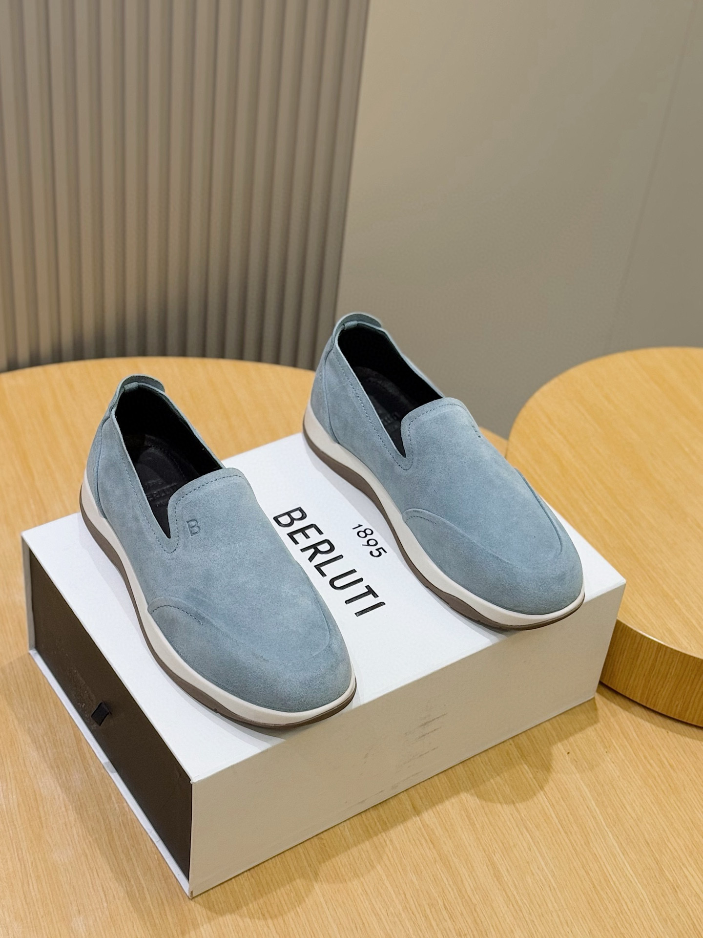NO:345150,Berluti Scritto sneakers bring modern urban colors to the point of walking, highlighting the gentlemanly cool feeling. The slender and elegant shoe body is accompanied by the unique bleaching and dyeing technology. Full cowhide made + cowhide inner lining + patterned rubber outsole Size: 39-44 (customized by 38.45), loafers, sneakers, cowhide19860909Berluti Scritto乐福运动鞋 将现代都市之色,尽敛于迈步之间,凸显绅士酷感.修长优雅的鞋身伴随着独有的漂染工艺看着就是一种享受 全牛皮制作＋牛皮内里＋图纹橡胶外底 Size:39-44（38.45定做）,,loafers,sneakers,cowhide,Men's shoes