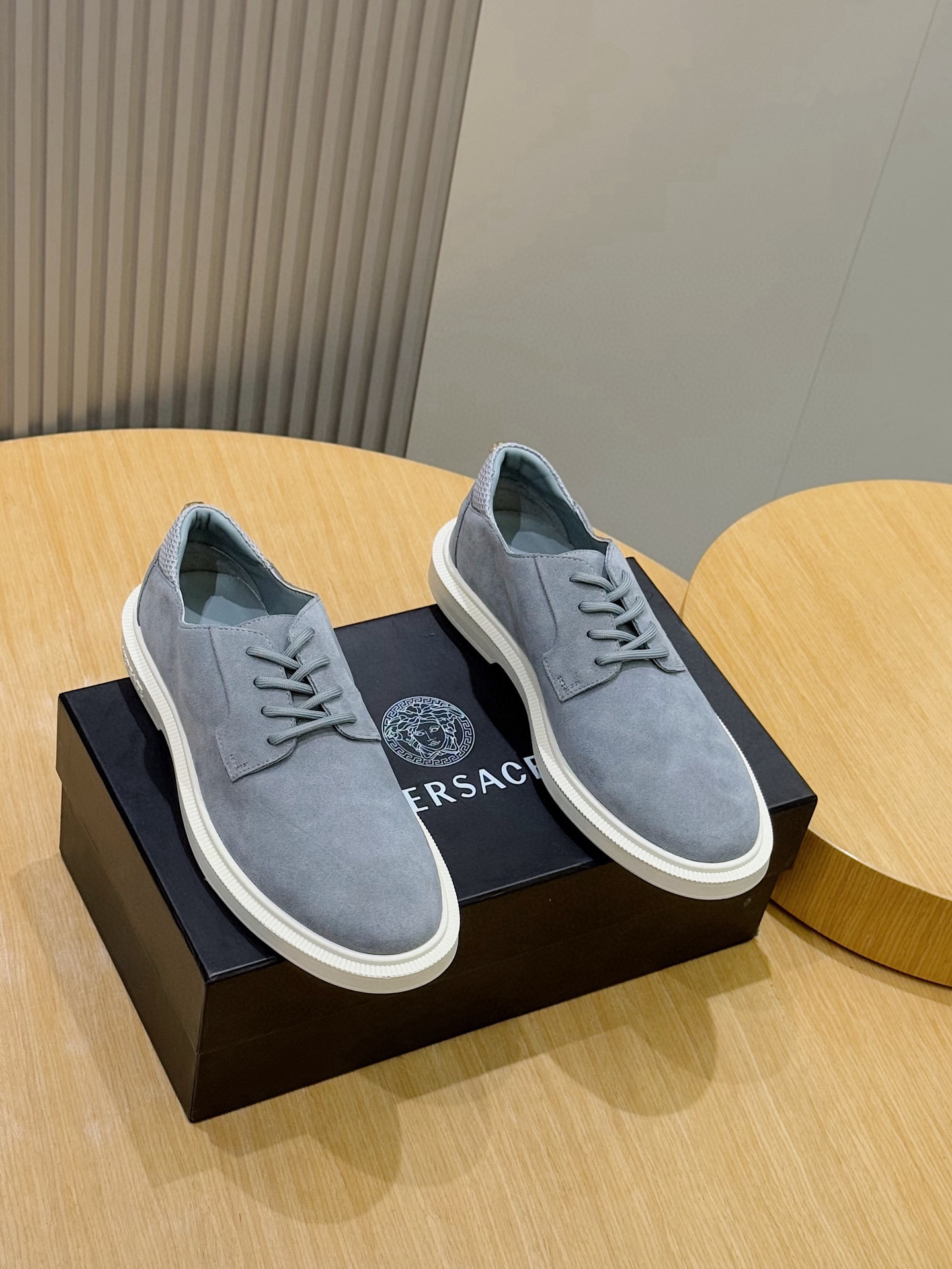 NO:511082,VERSAC 2025 new casual shoes. Each pair is hand-sewn in traditional ways, with a pure design showing exquisite craftsmanship. The structure of unsketched bottom slippers, imported cow back leather, cow leather inner, and beautiful buckles, showing the details of the work. Size: 38-44 (38.45 custom made without return), versace, cowhide19860909VERSAC 2025新款休闲鞋 每一对皆是采用传统方式手工缝制,纯正设计彰显精湛工艺.无素描图底便鞋构造,进口牛反皮,牛皮内里,配搭美丽莎小扣,展示了所做的细节性 Size:38-44（38.45定做不退换）,,versace,cowhide,Men's shoes