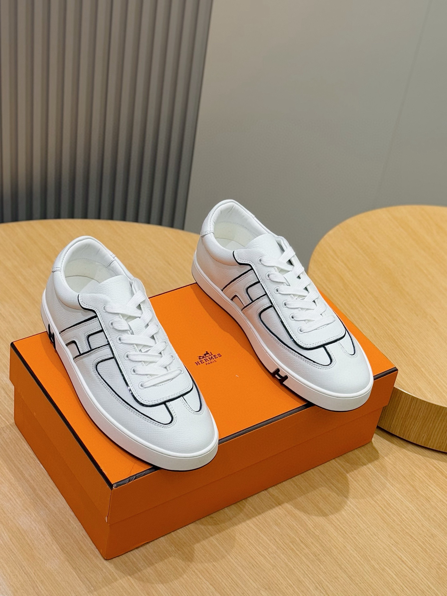 NO:511083,H Home Freestyle men's sneakers Calfskin and Epsom Heritage Calfskin high-top sneakers, the sole is decorated with saddle buckle pattern, creating a modern urban style. Imported cowhide + cowhide inner + customized TPU outsole Size: 38-44 (45 custom made), sneakers, cowhide19860909H家 Freesstyle男款运动鞋 小牛皮和Epsom Heritage小牛皮高帮运动鞋,鞋底饰有马鞍钉扣图案,打造现代都会风格. 进口牛皮+牛皮内里+定制TPU大底 Size:38-44(45定做）,,sneakers,cowhide,Men's shoes