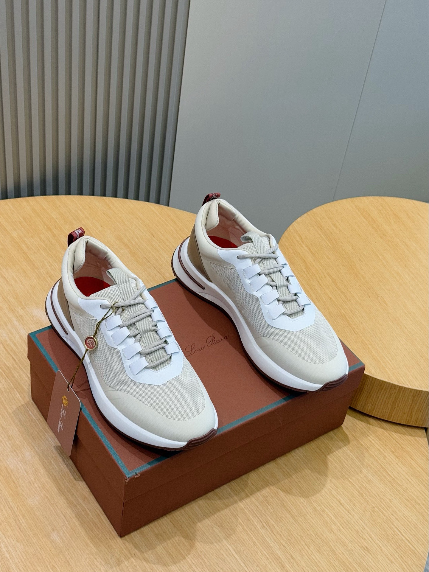 NO:648255,Size: 39-44 (customized at 38.45) LP Week End Walk men's casual shoes. These casual shoes are knitted with Wind fiber, showing a unique three-dimensional effect. The unique version is slightly narrower in the middle and embellished with nappa leather details. The lightweight rubber sole and ridges on the edges enhance grip and stability.  The functional detail design full of modern beauty adds a sporty style to the shoes. The upper uses hot-melt edge-sealing technology to combine the lightweight technical material sole with the cushioned Kummel-colored rubber sole to distribute the weight more evenly and reduce the load during walking. The leather shoelaces are tied around the upper to ensure stability and are equipped with cushioning pads at the rear to improve wearing comfort. Main body nylon Details cow leather sole rubber, casual shoes/sports shoes, loro piana, sneakers, cowhide19860909Size:39-44(38.45定制） LP Week End Walk男款休闲鞋 这款休闲鞋采用Wind纤维针织而成,呈现出别致的立体效果.独特的版型在中段略微变窄,并以纳巴革细节点缀.轻盈橡胶鞋底和边缘的凸纹增强抓地力和稳定性． 充满现代美感的功能细节设计为鞋子平添了运动风格.鞋面使用热熔封边工艺轻盈技术材料鞋底与具有缓冲垫的Kummel 色橡胶鞋底组合,让重量分配更平均,减轻行进间的负荷皮革鞋带在鞋面环绕系结,以确保稳定性后部搭配缓冲垫,以提升穿着舒适感 主体 锦纶 细节 牛皮革 鞋底橡胶,休闲鞋/运动鞋,loro piana,sneakers,cowhide,Women's Shoes