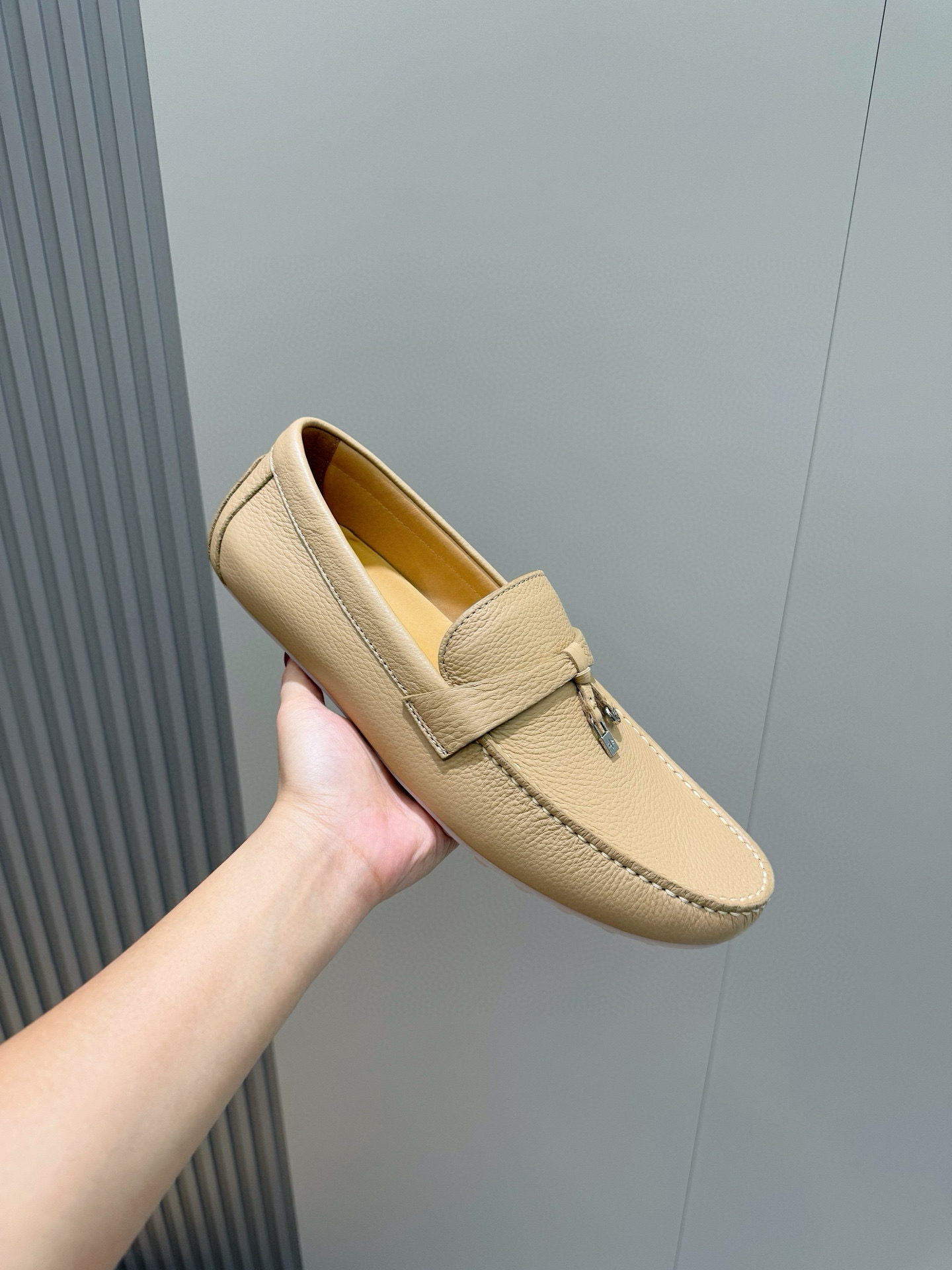 Loro piana  LP意大利手工豆豆鞋-顶级
一款来自意大利顶级奢侈品牌！能与爱马仕匹配的品牌一直以来以高级简约的风格得到很多人喜爱，上脚超级舒服
原版进口麂皮，内里定制进口胎牛皮，高弹牛筋底。
SIZE: 男39-44(38.45定制）
💰420