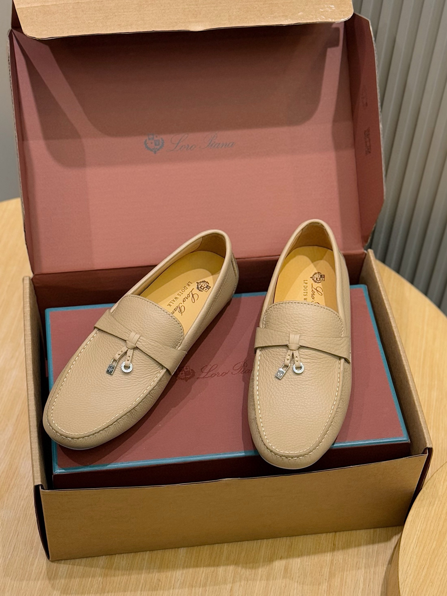 Loro piana  LP意大利手工豆豆鞋-顶级
一款来自意大利顶级奢侈品牌！能与爱马仕匹配的品牌一直以来以高级简约的风格得到很多人喜爱，上脚超级舒服
原版进口麂皮，内里定制进口胎牛皮，高弹牛筋底。
SIZE: 男39-44(38.45定制）
💰420