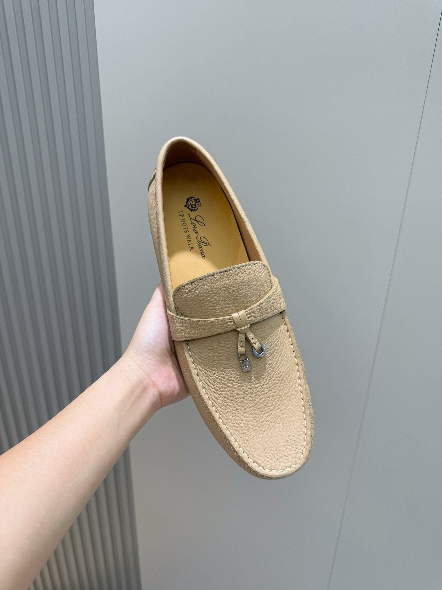 Loro piana  LP意大利手工豆豆鞋-顶级
一款来自意大利顶级奢侈品牌！能与爱马仕匹配的品牌一直以来以高级简约的风格得到很多人喜爱，上脚超级舒服
原版进口麂皮，内里定制进口胎牛皮，高弹牛筋底。
SIZE: 男39-44(38.45定制）
💰420