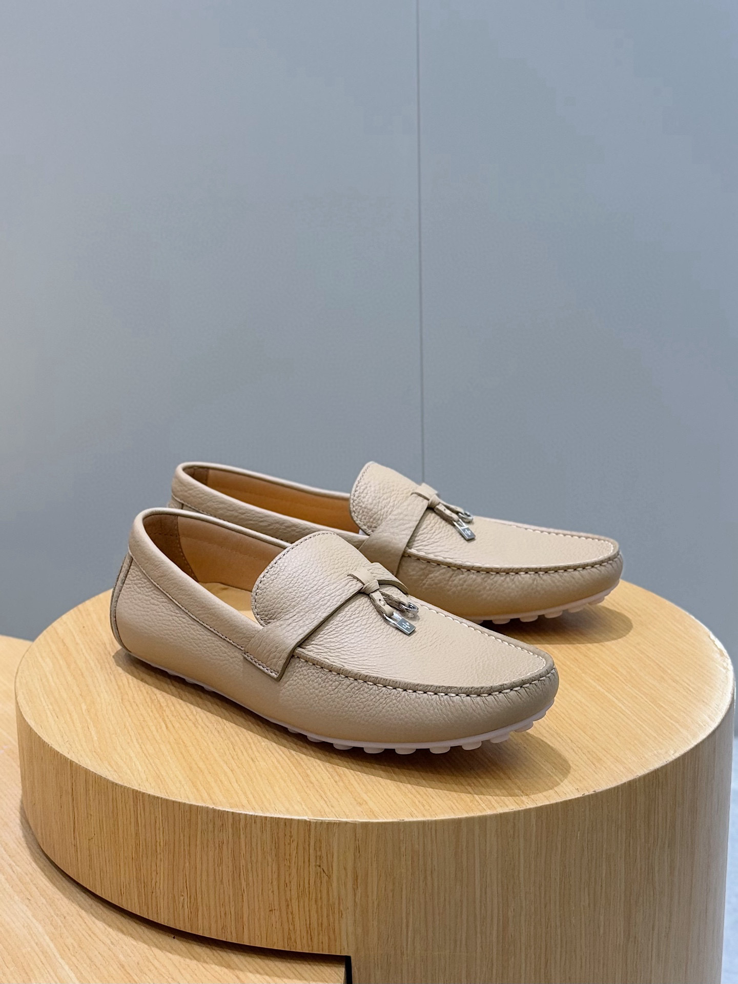 Loro piana  LP意大利手工豆豆鞋-顶级
一款来自意大利顶级奢侈品牌！能与爱马仕匹配的品牌一直以来以高级简约的风格得到很多人喜爱，上脚超级舒服
原版进口麂皮，内里定制进口胎牛皮，高弹牛筋底。
SIZE: 男39-44(38.45定制）
💰420