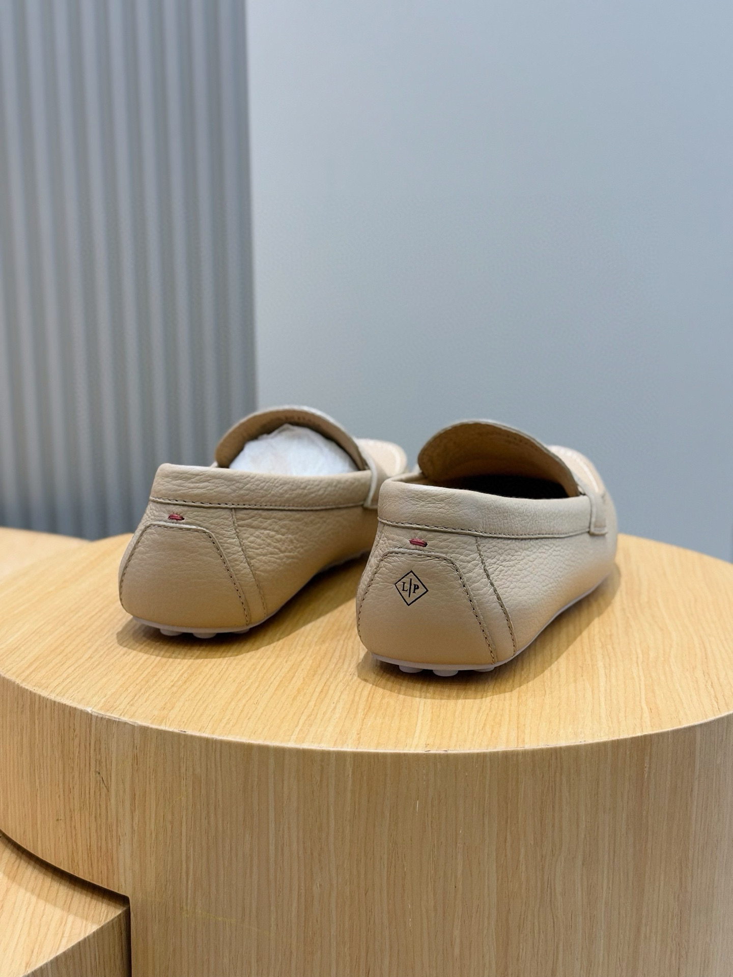 Loro piana  LP意大利手工豆豆鞋-顶级
一款来自意大利顶级奢侈品牌！能与爱马仕匹配的品牌一直以来以高级简约的风格得到很多人喜爱，上脚超级舒服
原版进口麂皮，内里定制进口胎牛皮，高弹牛筋底。
SIZE: 男39-44(38.45定制）
💰420