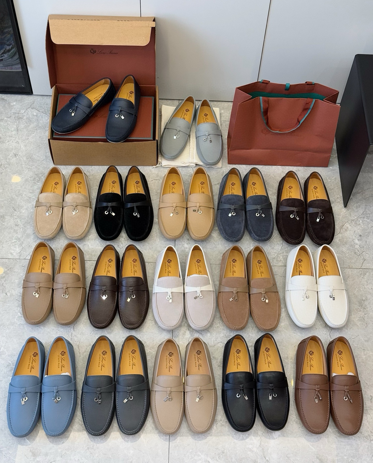 Loro piana  LP意大利手工豆豆鞋-顶级
一款来自意大利顶级奢侈品牌！能与爱马仕匹配的品牌一直以来以高级简约的风格得到很多人喜爱，上脚超级舒服
原版进口麂皮，内里定制进口胎牛皮，高弹牛筋底。
SIZE: 男39-44(38.45定制）
💰420