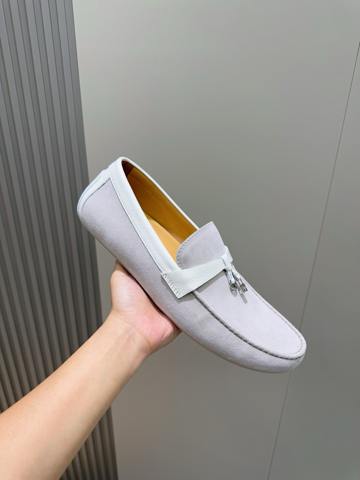 Loro piana  LP意大利手工豆豆鞋-顶级
一款来自意大利顶级奢侈品牌！能与爱马仕匹配的品牌一直以来以高级简约的风格得到很多人喜爱，上脚超级舒服
原版进口麂皮，内里定制进口胎牛皮，高弹牛筋底。
SIZE: 男39-44(38.45定制）
💰420