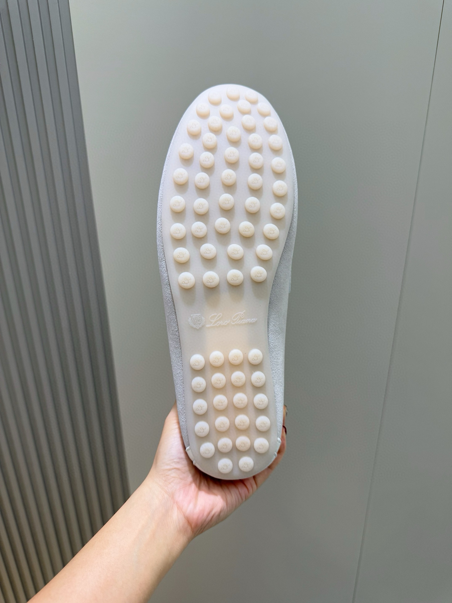 Loro piana  LP意大利手工豆豆鞋-顶级
一款来自意大利顶级奢侈品牌！能与爱马仕匹配的品牌一直以来以高级简约的风格得到很多人喜爱，上脚超级舒服
原版进口麂皮，内里定制进口胎牛皮，高弹牛筋底。
SIZE: 男39-44(38.45定制）
💰420