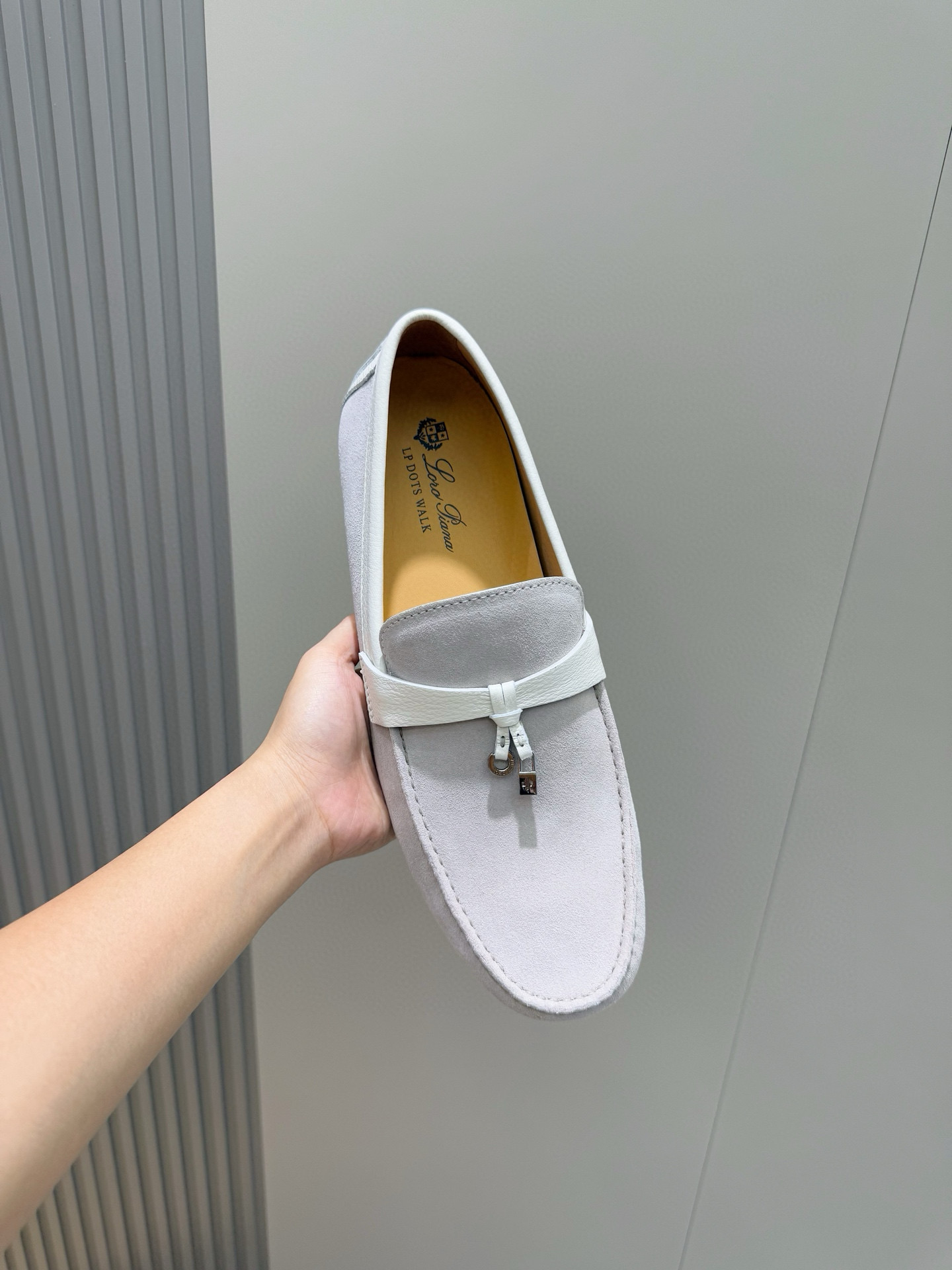 Loro piana  LP意大利手工豆豆鞋-顶级
一款来自意大利顶级奢侈品牌！能与爱马仕匹配的品牌一直以来以高级简约的风格得到很多人喜爱，上脚超级舒服
原版进口麂皮，内里定制进口胎牛皮，高弹牛筋底。
SIZE: 男39-44(38.45定制）
💰420