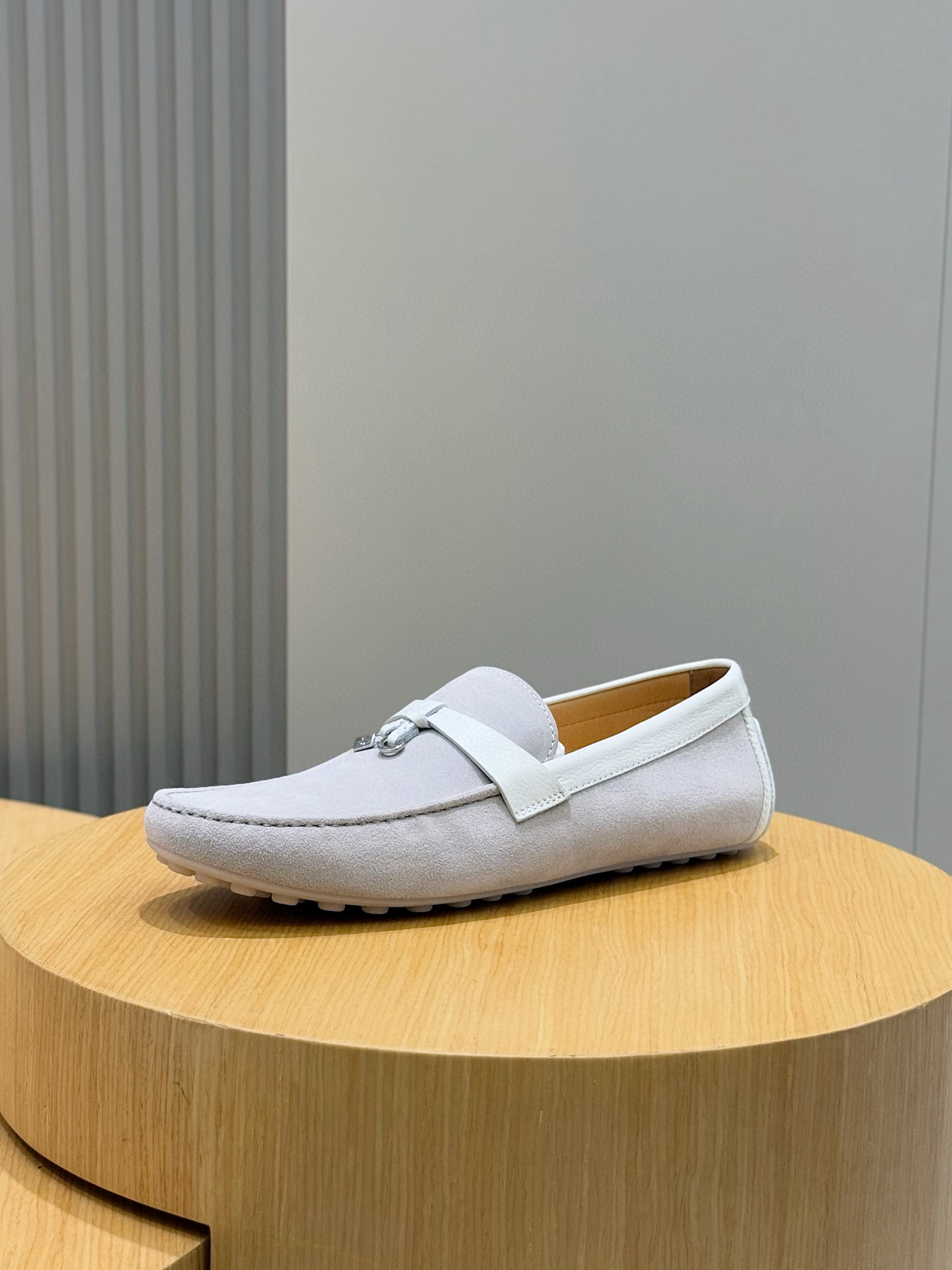 Loro piana  LP意大利手工豆豆鞋-顶级
一款来自意大利顶级奢侈品牌！能与爱马仕匹配的品牌一直以来以高级简约的风格得到很多人喜爱，上脚超级舒服
原版进口麂皮，内里定制进口胎牛皮，高弹牛筋底。
SIZE: 男39-44(38.45定制）
💰420