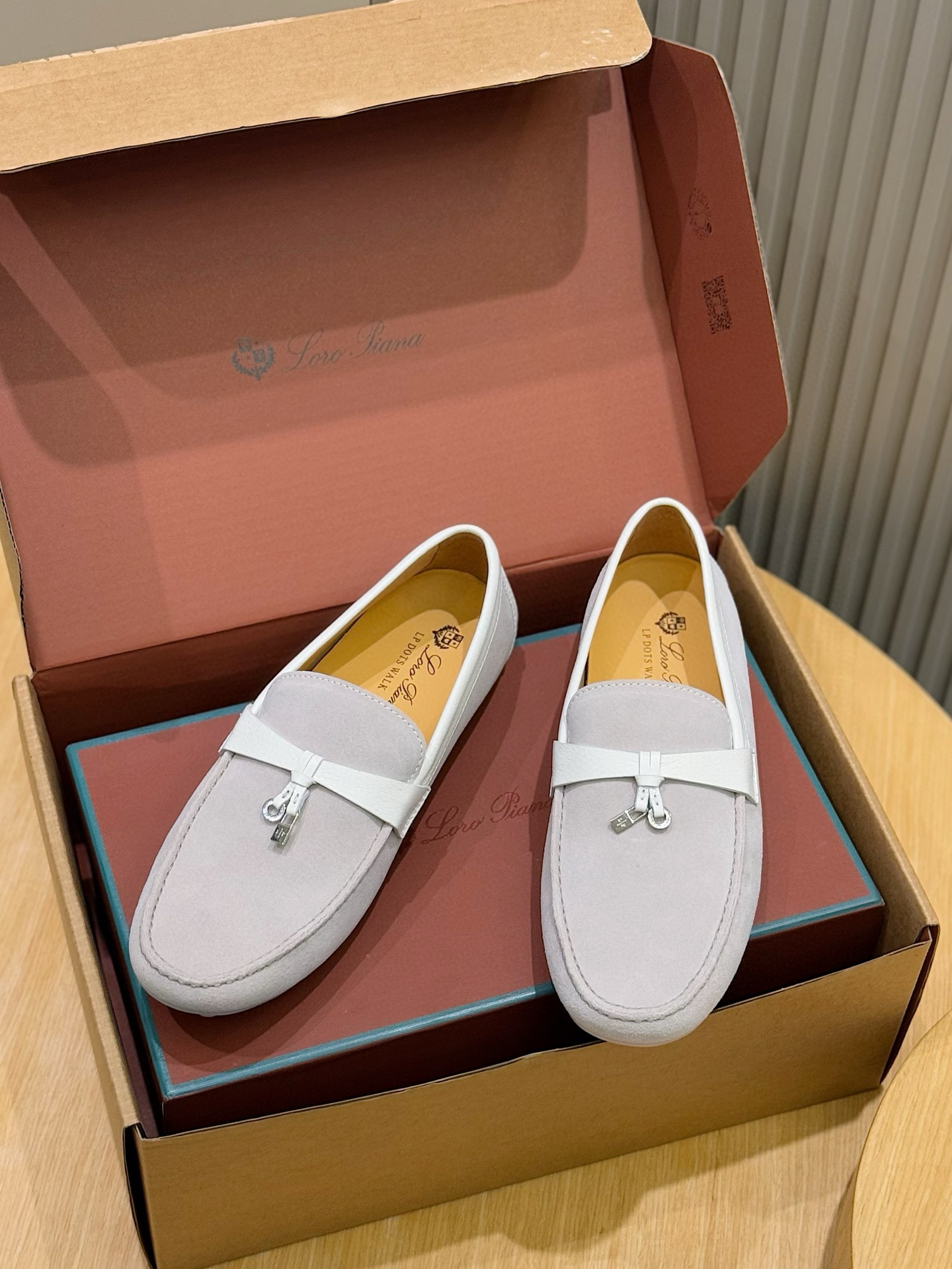 Loro piana  LP意大利手工豆豆鞋-顶级
一款来自意大利顶级奢侈品牌！能与爱马仕匹配的品牌一直以来以高级简约的风格得到很多人喜爱，上脚超级舒服
原版进口麂皮，内里定制进口胎牛皮，高弹牛筋底。
SIZE: 男39-44(38.45定制）
💰420