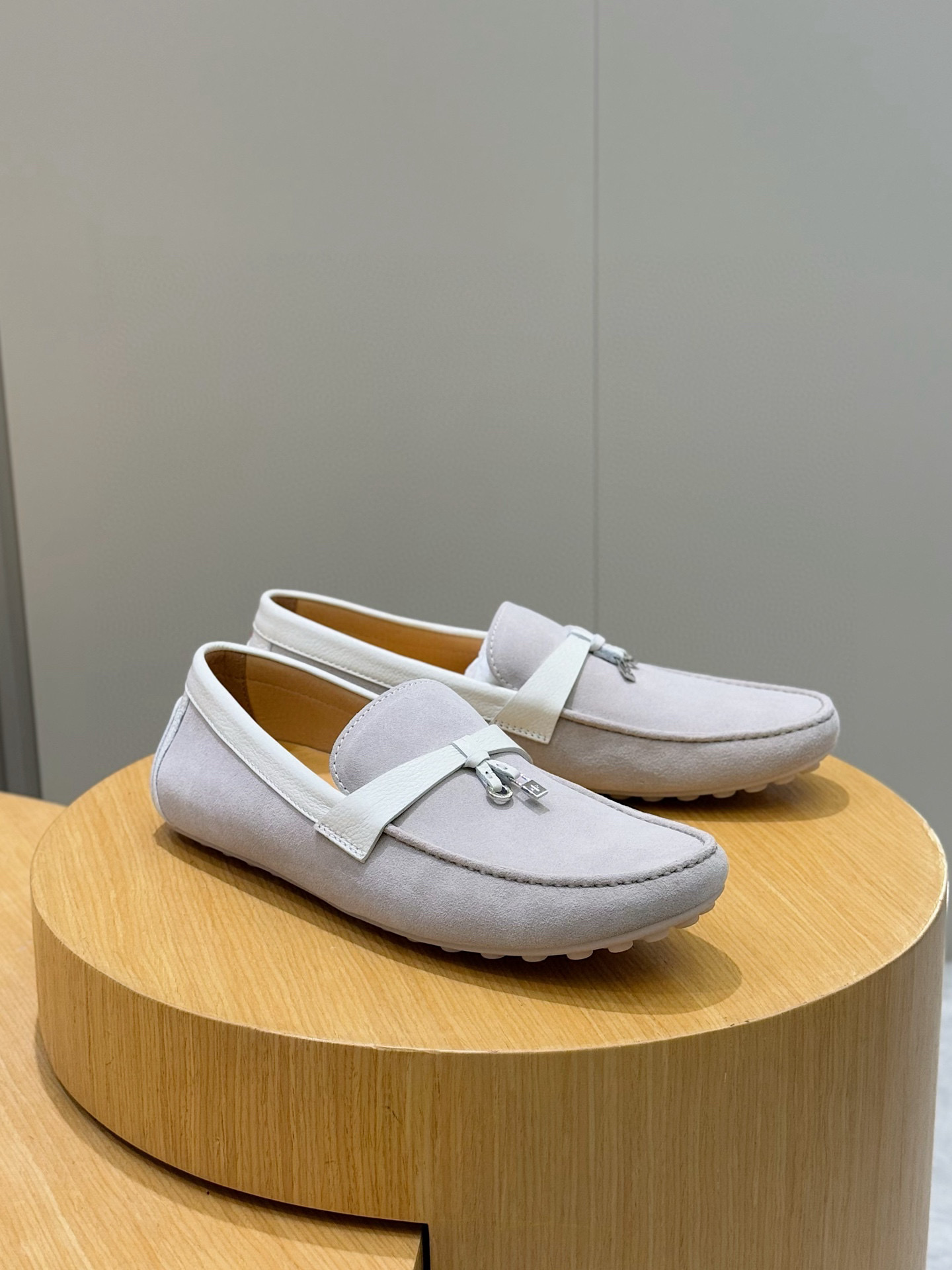 Loro piana  LP意大利手工豆豆鞋-顶级
一款来自意大利顶级奢侈品牌！能与爱马仕匹配的品牌一直以来以高级简约的风格得到很多人喜爱，上脚超级舒服
原版进口麂皮，内里定制进口胎牛皮，高弹牛筋底。
SIZE: 男39-44(38.45定制）
💰420
