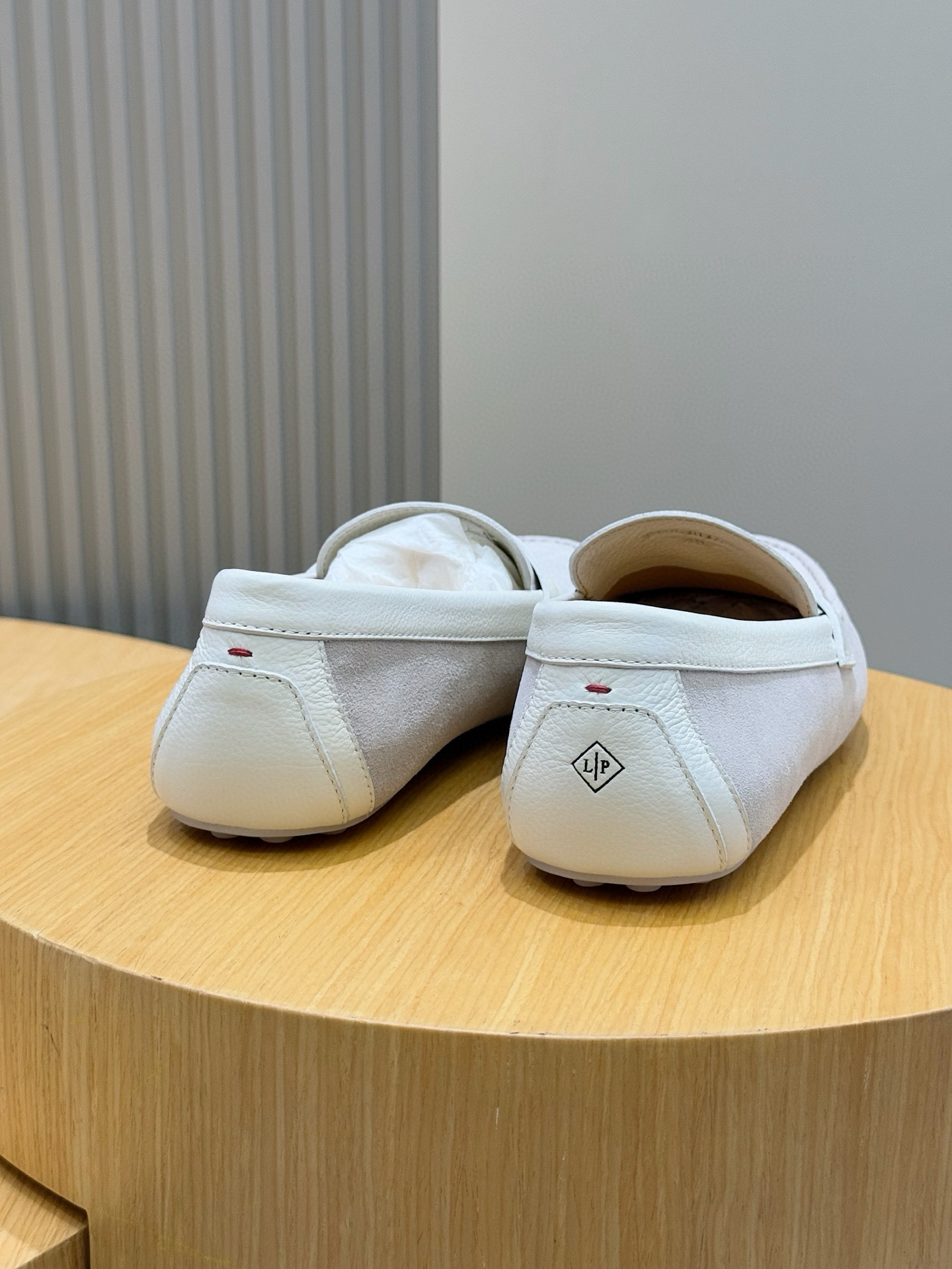 Loro piana  LP意大利手工豆豆鞋-顶级
一款来自意大利顶级奢侈品牌！能与爱马仕匹配的品牌一直以来以高级简约的风格得到很多人喜爱，上脚超级舒服
原版进口麂皮，内里定制进口胎牛皮，高弹牛筋底。
SIZE: 男39-44(38.45定制）
💰420