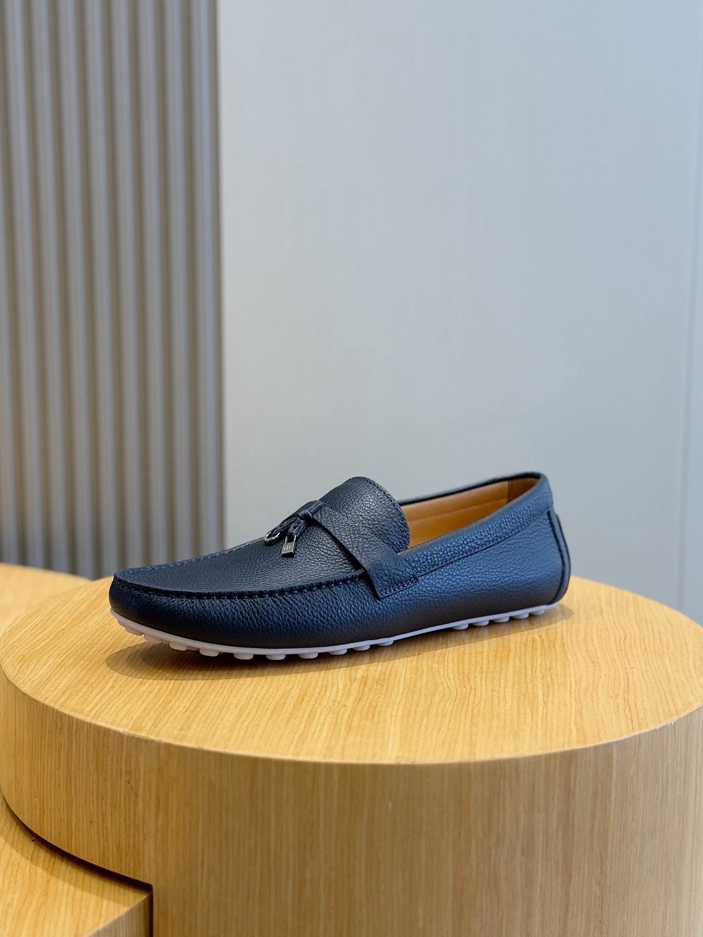 Loro piana  LP意大利手工豆豆鞋-顶级
一款来自意大利顶级奢侈品牌！能与爱马仕匹配的品牌一直以来以高级简约的风格得到很多人喜爱，上脚超级舒服
原版进口麂皮，内里定制进口胎牛皮，高弹牛筋底。
SIZE: 男39-44(38.45定制）
💰420