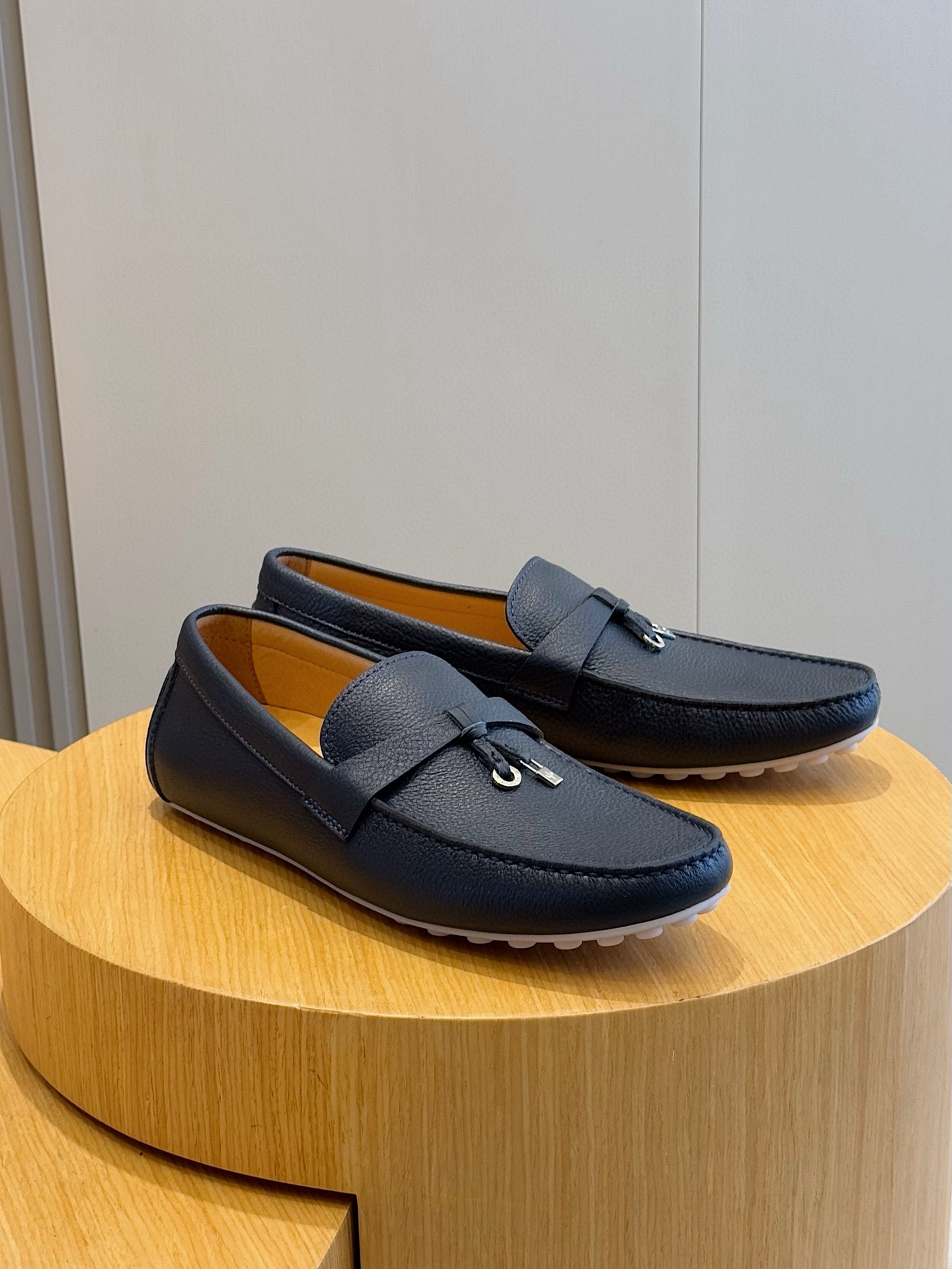 Loro piana  LP意大利手工豆豆鞋-顶级
一款来自意大利顶级奢侈品牌！能与爱马仕匹配的品牌一直以来以高级简约的风格得到很多人喜爱，上脚超级舒服
原版进口麂皮，内里定制进口胎牛皮，高弹牛筋底。
SIZE: 男39-44(38.45定制）
💰420