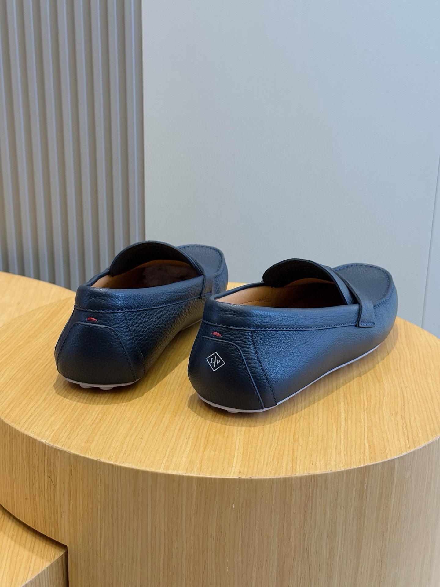 Loro piana  LP意大利手工豆豆鞋-顶级
一款来自意大利顶级奢侈品牌！能与爱马仕匹配的品牌一直以来以高级简约的风格得到很多人喜爱，上脚超级舒服
原版进口麂皮，内里定制进口胎牛皮，高弹牛筋底。
SIZE: 男39-44(38.45定制）
💰420