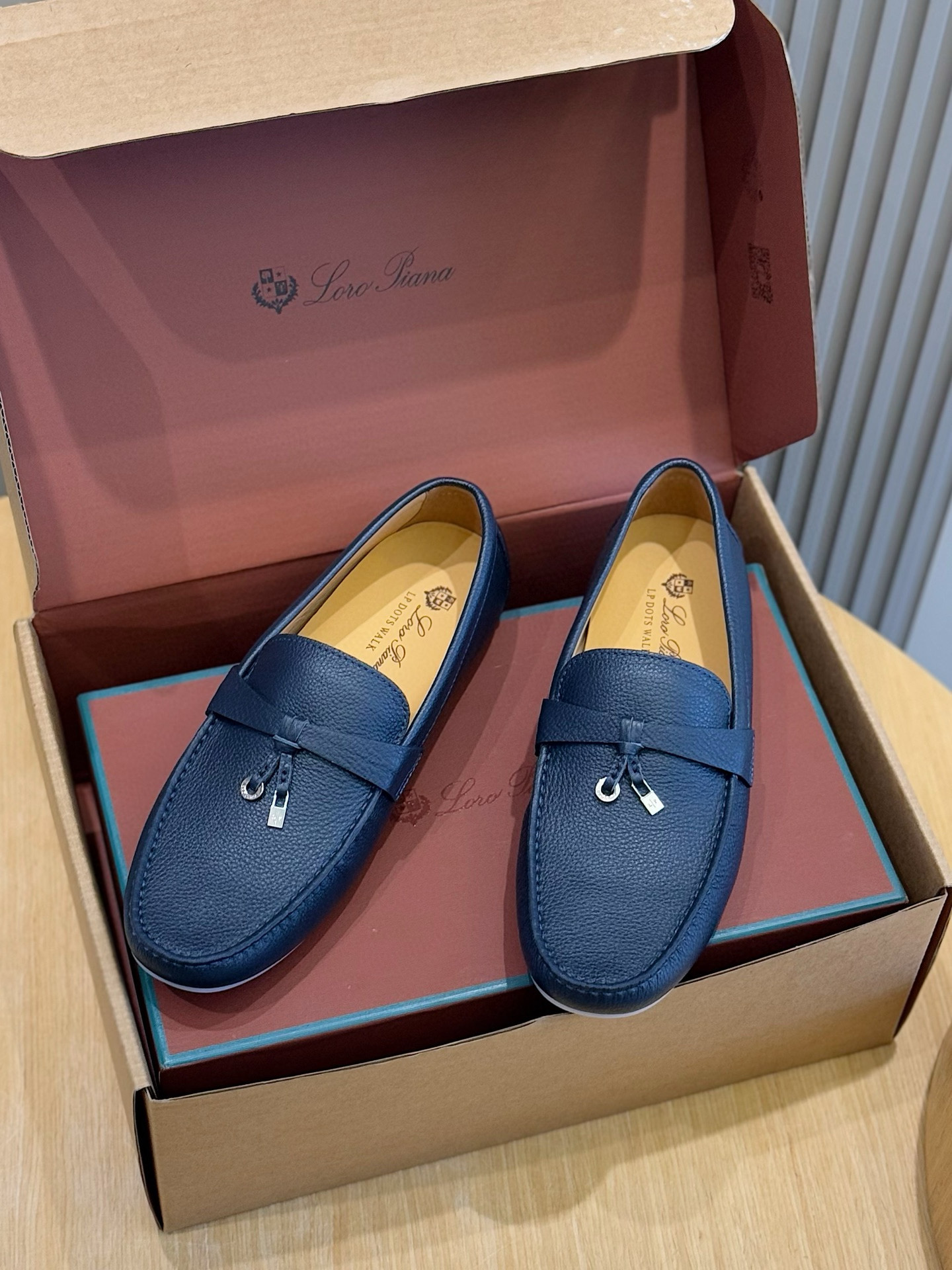 Loro piana  LP意大利手工豆豆鞋-顶级
一款来自意大利顶级奢侈品牌！能与爱马仕匹配的品牌一直以来以高级简约的风格得到很多人喜爱，上脚超级舒服
原版进口麂皮，内里定制进口胎牛皮，高弹牛筋底。
SIZE: 男39-44(38.45定制）
💰420
