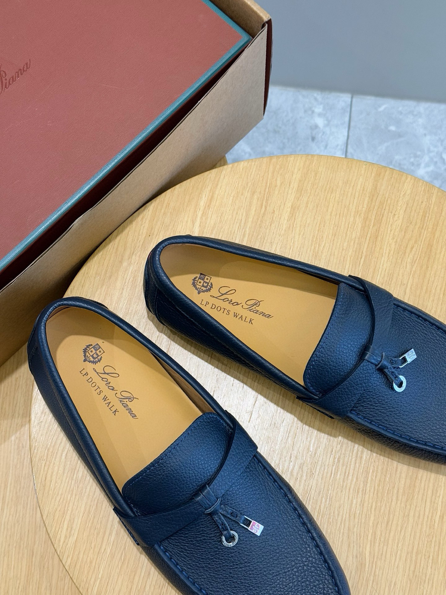 Loro piana  LP意大利手工豆豆鞋-顶级
一款来自意大利顶级奢侈品牌！能与爱马仕匹配的品牌一直以来以高级简约的风格得到很多人喜爱，上脚超级舒服
原版进口麂皮，内里定制进口胎牛皮，高弹牛筋底。
SIZE: 男39-44(38.45定制）
💰420