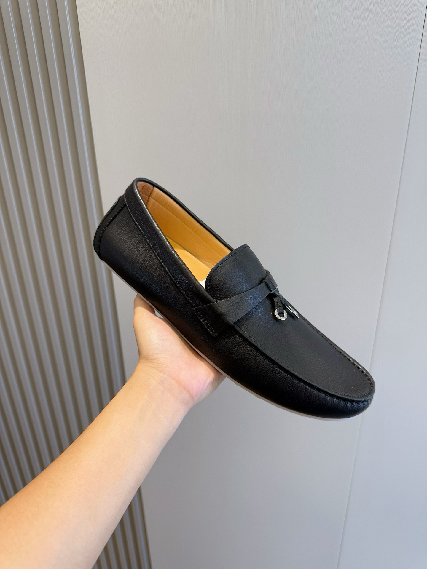 Loro piana  LP意大利手工豆豆鞋-顶级
一款来自意大利顶级奢侈品牌！能与爱马仕匹配的品牌一直以来以高级简约的风格得到很多人喜爱，上脚超级舒服
原版进口麂皮，内里定制进口胎牛皮，高弹牛筋底。
SIZE: 男39-44(38.45定制）
💰420