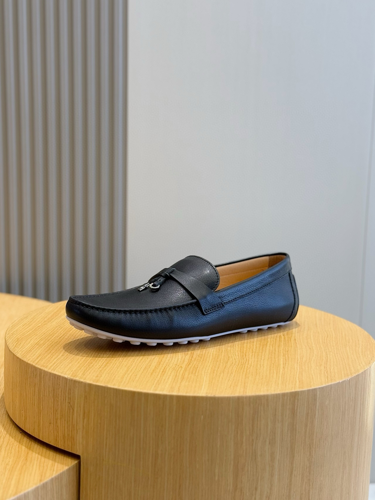 Loro piana  LP意大利手工豆豆鞋-顶级
一款来自意大利顶级奢侈品牌！能与爱马仕匹配的品牌一直以来以高级简约的风格得到很多人喜爱，上脚超级舒服
原版进口麂皮，内里定制进口胎牛皮，高弹牛筋底。
SIZE: 男39-44(38.45定制）
💰420