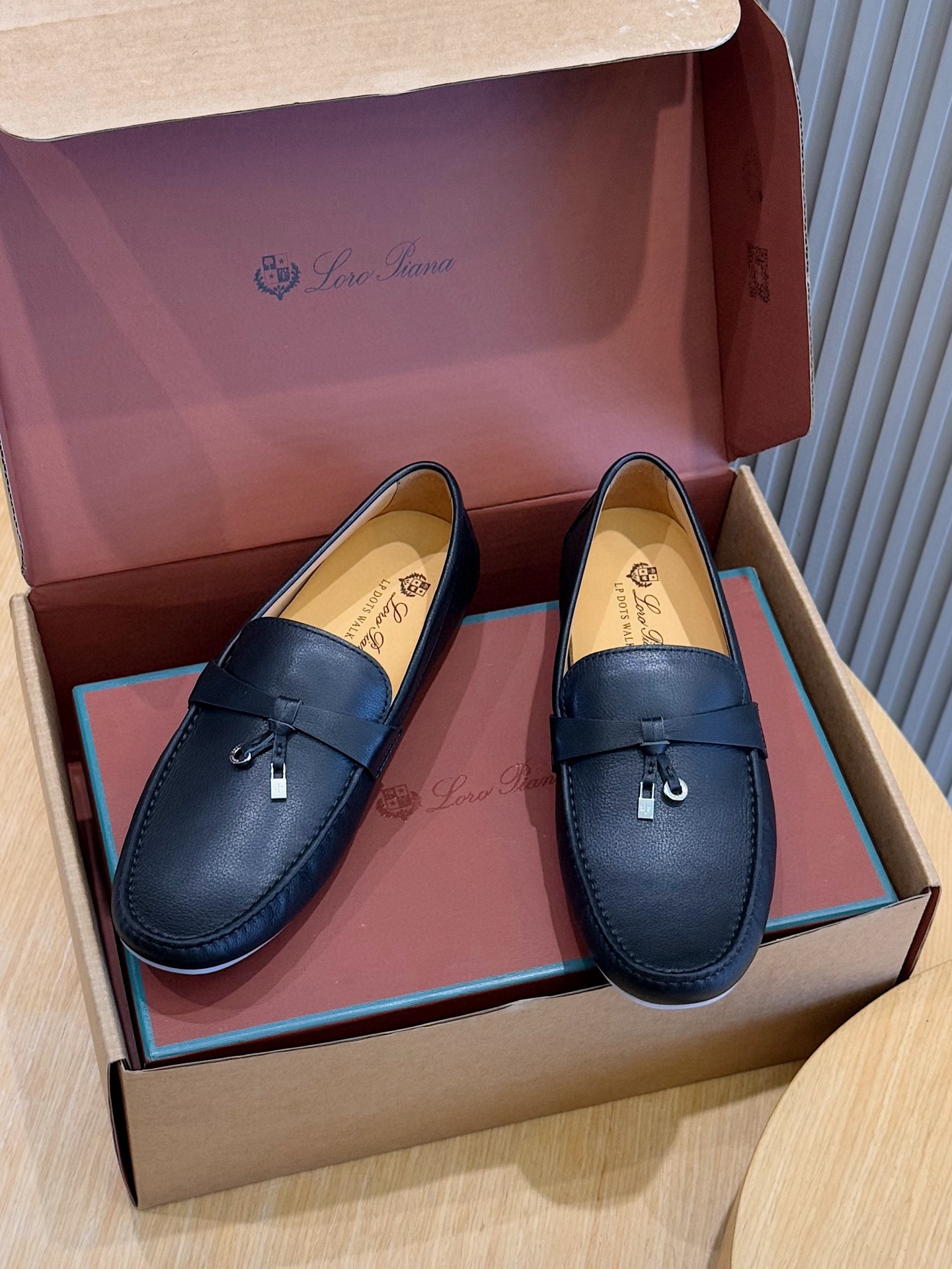 Loro piana  LP意大利手工豆豆鞋-顶级
一款来自意大利顶级奢侈品牌！能与爱马仕匹配的品牌一直以来以高级简约的风格得到很多人喜爱，上脚超级舒服
原版进口麂皮，内里定制进口胎牛皮，高弹牛筋底。
SIZE: 男39-44(38.45定制）
💰420