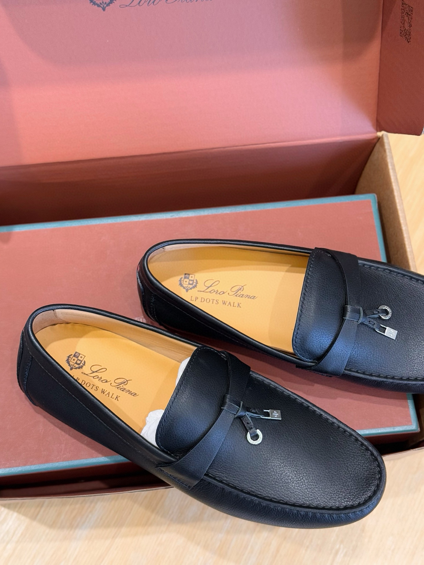 Loro piana  LP意大利手工豆豆鞋-顶级
一款来自意大利顶级奢侈品牌！能与爱马仕匹配的品牌一直以来以高级简约的风格得到很多人喜爱，上脚超级舒服
原版进口麂皮，内里定制进口胎牛皮，高弹牛筋底。
SIZE: 男39-44(38.45定制）
💰420