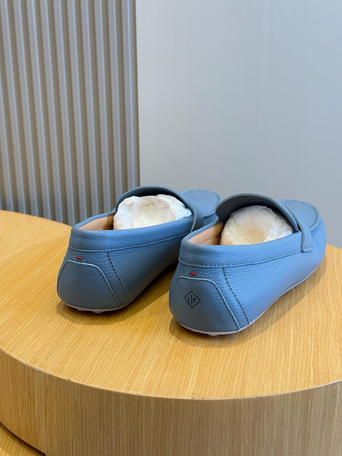 Loro piana  LP意大利手工豆豆鞋-顶级
一款来自意大利顶级奢侈品牌！能与爱马仕匹配的品牌一直以来以高级简约的风格得到很多人喜爱，上脚超级舒服
原版进口麂皮，内里定制进口胎牛皮，高弹牛筋底。
SIZE: 男39-44(38.45定制）
💰420