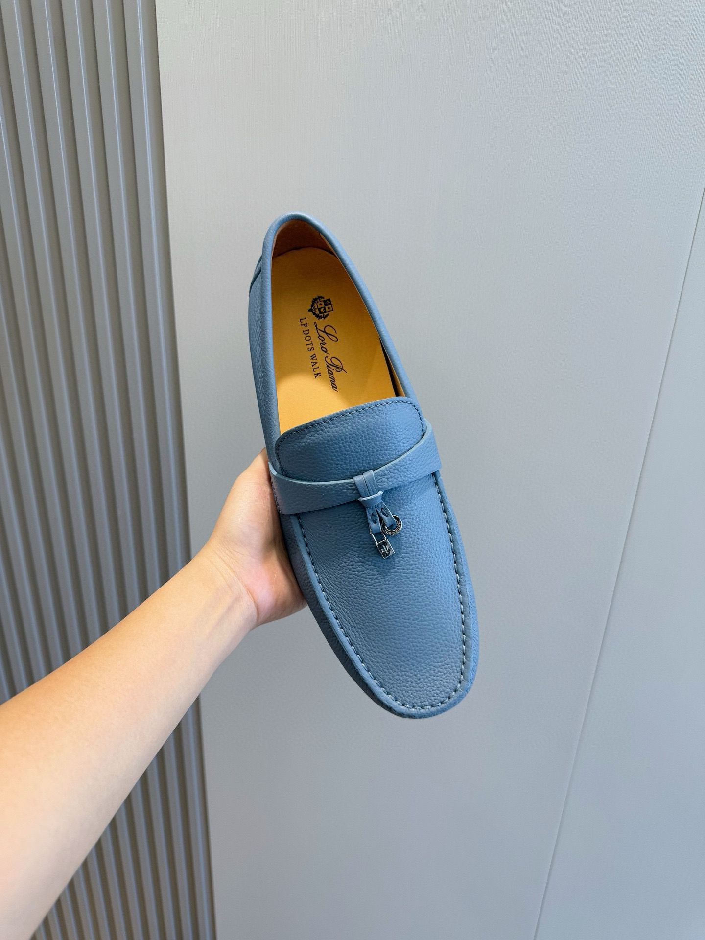 Loro piana  LP意大利手工豆豆鞋-顶级
一款来自意大利顶级奢侈品牌！能与爱马仕匹配的品牌一直以来以高级简约的风格得到很多人喜爱，上脚超级舒服
原版进口麂皮，内里定制进口胎牛皮，高弹牛筋底。
SIZE: 男39-44(38.45定制）
💰420