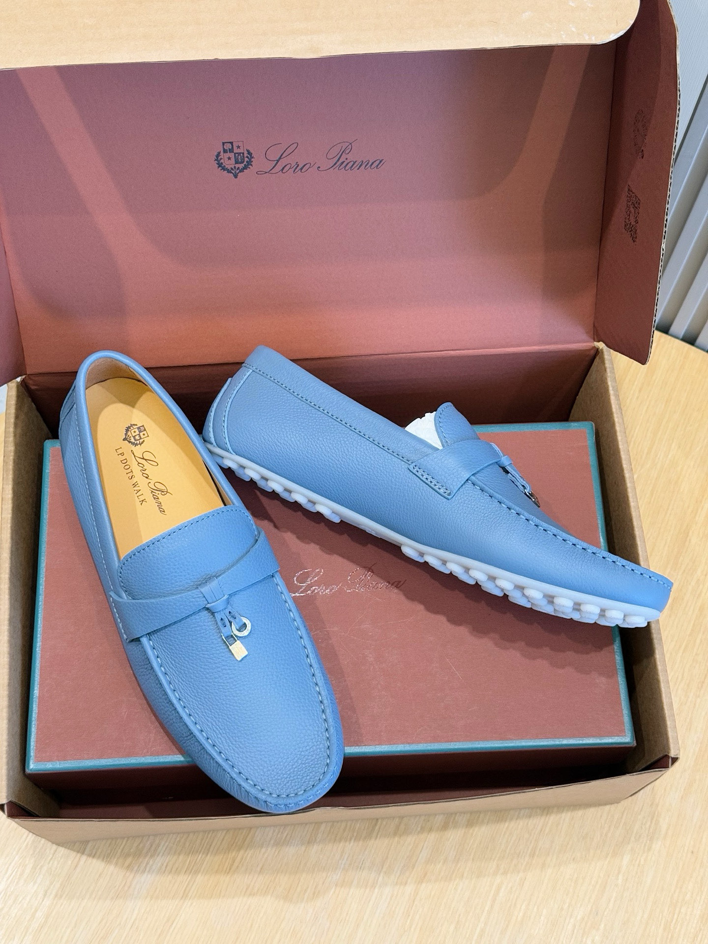 Loro piana  LP意大利手工豆豆鞋-顶级
一款来自意大利顶级奢侈品牌！能与爱马仕匹配的品牌一直以来以高级简约的风格得到很多人喜爱，上脚超级舒服
原版进口麂皮，内里定制进口胎牛皮，高弹牛筋底。
SIZE: 男39-44(38.45定制）
💰420