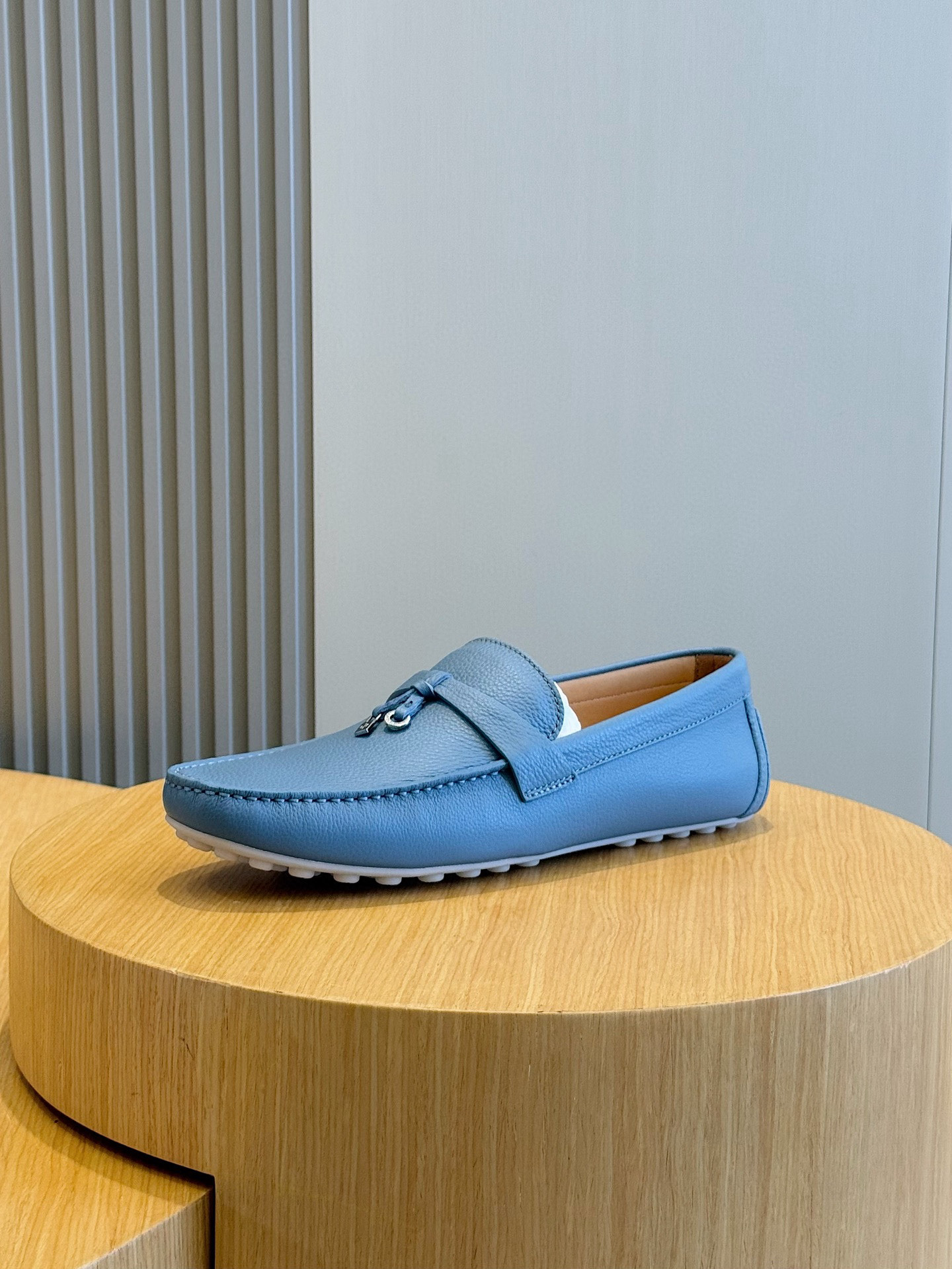 Loro piana  LP意大利手工豆豆鞋-顶级
一款来自意大利顶级奢侈品牌！能与爱马仕匹配的品牌一直以来以高级简约的风格得到很多人喜爱，上脚超级舒服
原版进口麂皮，内里定制进口胎牛皮，高弹牛筋底。
SIZE: 男39-44(38.45定制）
💰420