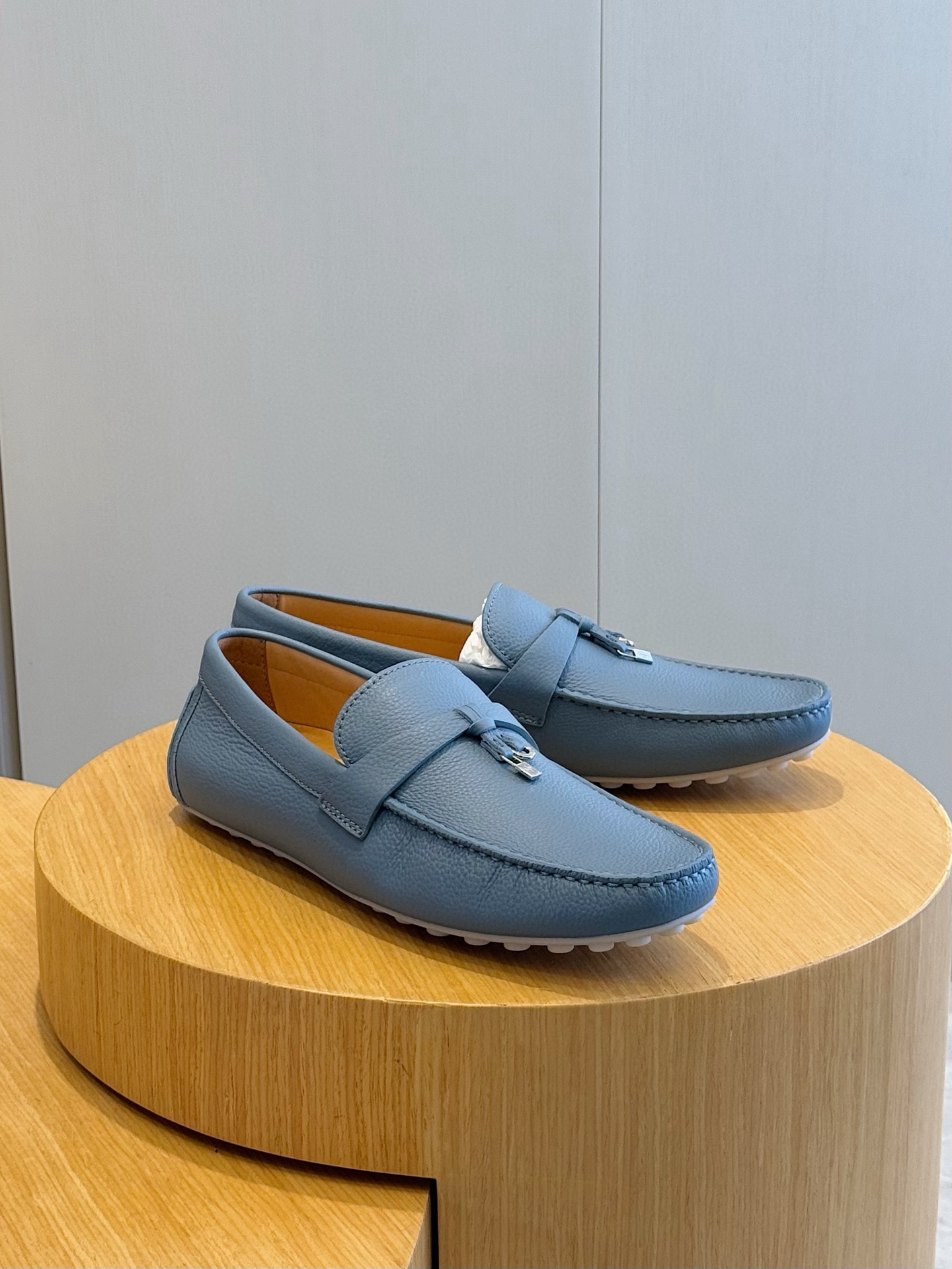 Loro piana  LP意大利手工豆豆鞋-顶级
一款来自意大利顶级奢侈品牌！能与爱马仕匹配的品牌一直以来以高级简约的风格得到很多人喜爱，上脚超级舒服
原版进口麂皮，内里定制进口胎牛皮，高弹牛筋底。
SIZE: 男39-44(38.45定制）
💰420