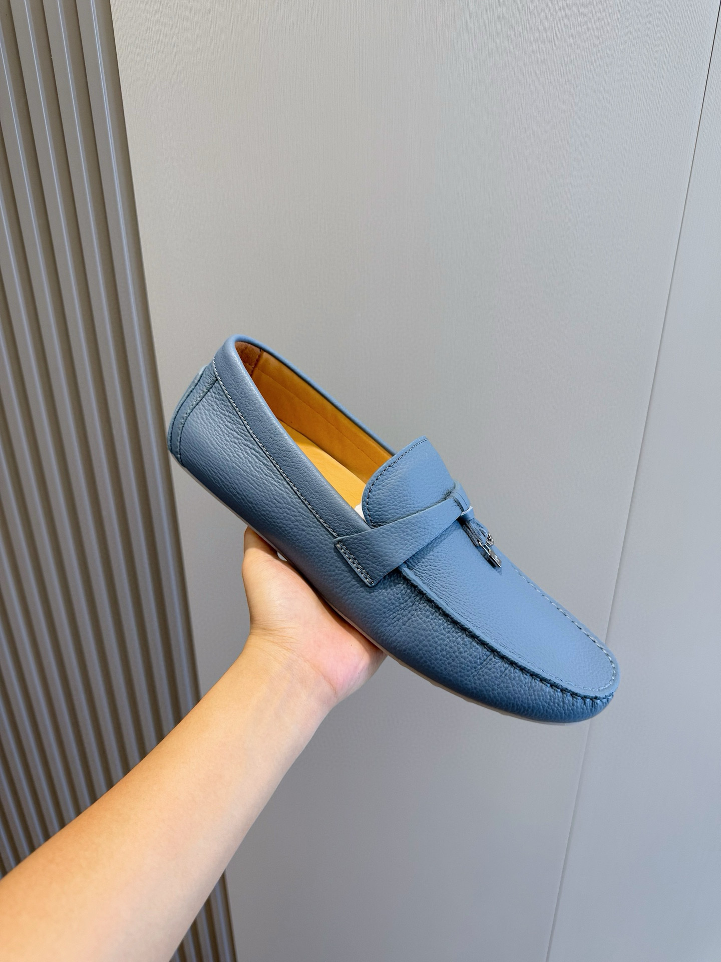 Loro piana  LP意大利手工豆豆鞋-顶级
一款来自意大利顶级奢侈品牌！能与爱马仕匹配的品牌一直以来以高级简约的风格得到很多人喜爱，上脚超级舒服
原版进口麂皮，内里定制进口胎牛皮，高弹牛筋底。
SIZE: 男39-44(38.45定制）
💰420