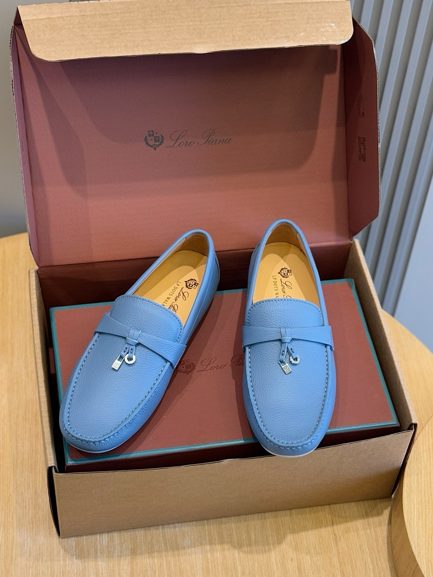 Loro piana  LP意大利手工豆豆鞋-顶级
一款来自意大利顶级奢侈品牌！能与爱马仕匹配的品牌一直以来以高级简约的风格得到很多人喜爱，上脚超级舒服
原版进口麂皮，内里定制进口胎牛皮，高弹牛筋底。
SIZE: 男39-44(38.45定制）
💰420