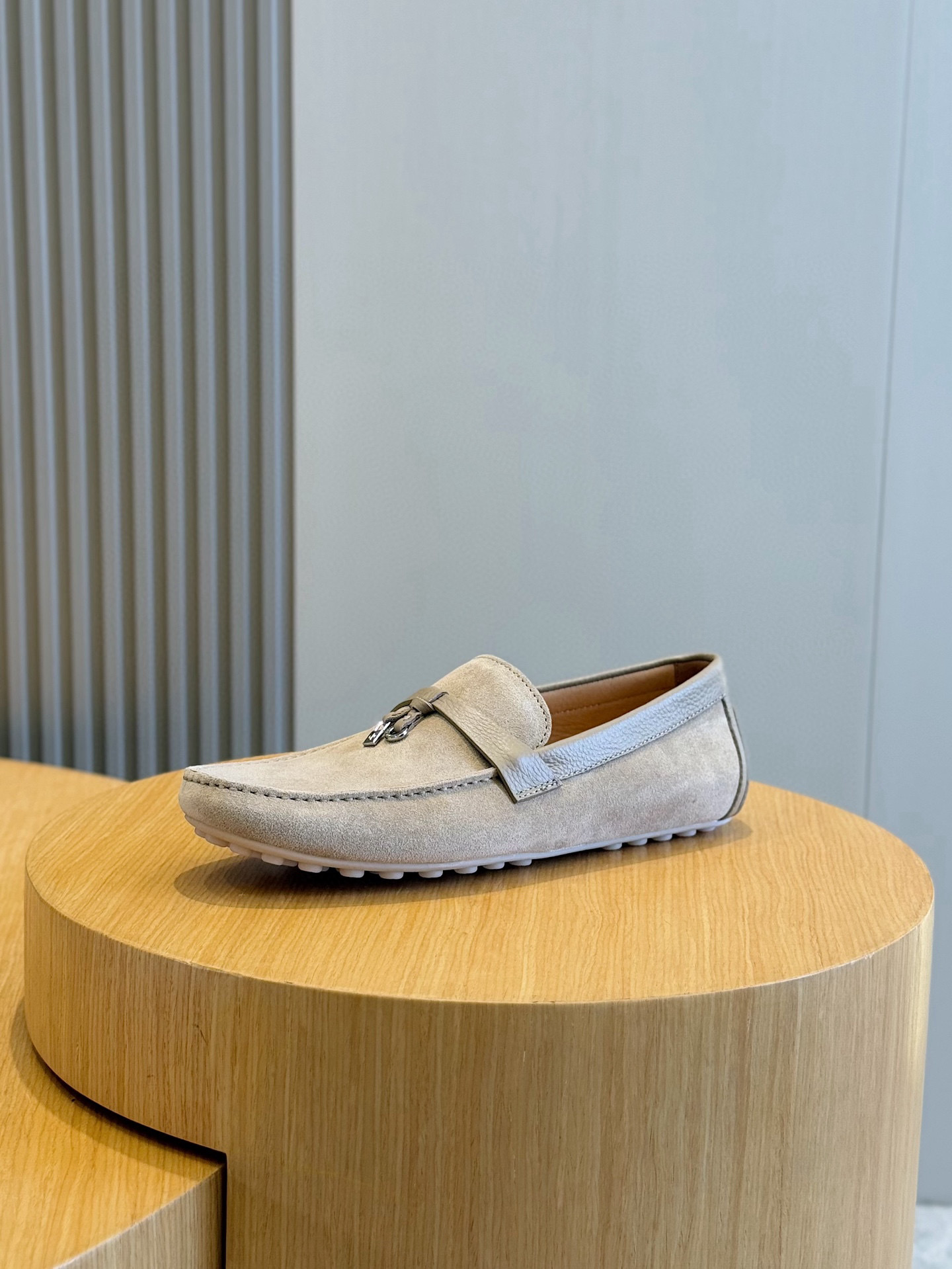 Loro piana  LP意大利手工豆豆鞋-顶级
一款来自意大利顶级奢侈品牌！能与爱马仕匹配的品牌一直以来以高级简约的风格得到很多人喜爱，上脚超级舒服
原版进口麂皮，内里定制进口胎牛皮，高弹牛筋底。
SIZE: 男39-44(38.45定制）
💰420