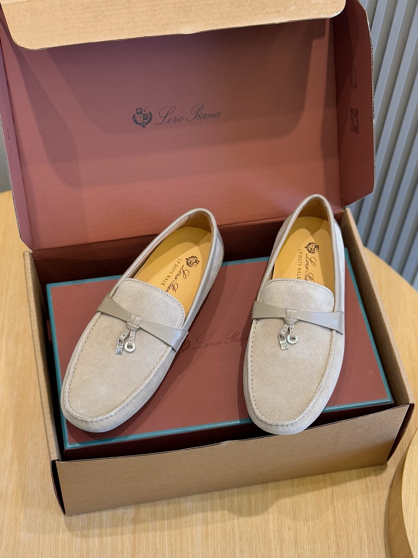 Loro piana  LP意大利手工豆豆鞋-顶级
一款来自意大利顶级奢侈品牌！能与爱马仕匹配的品牌一直以来以高级简约的风格得到很多人喜爱，上脚超级舒服
原版进口麂皮，内里定制进口胎牛皮，高弹牛筋底。
SIZE: 男39-44(38.45定制）
💰420