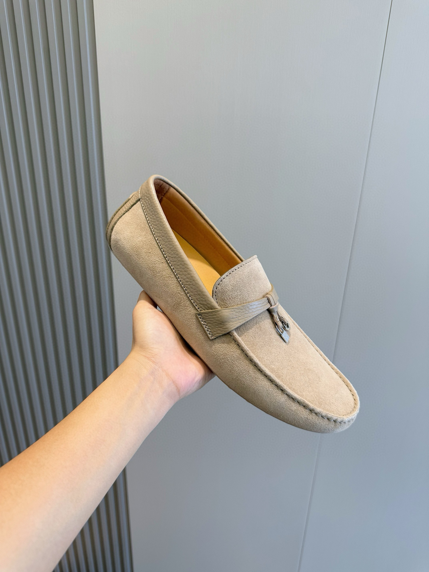 Loro piana  LP意大利手工豆豆鞋-顶级
一款来自意大利顶级奢侈品牌！能与爱马仕匹配的品牌一直以来以高级简约的风格得到很多人喜爱，上脚超级舒服
原版进口麂皮，内里定制进口胎牛皮，高弹牛筋底。
SIZE: 男39-44(38.45定制）
💰420