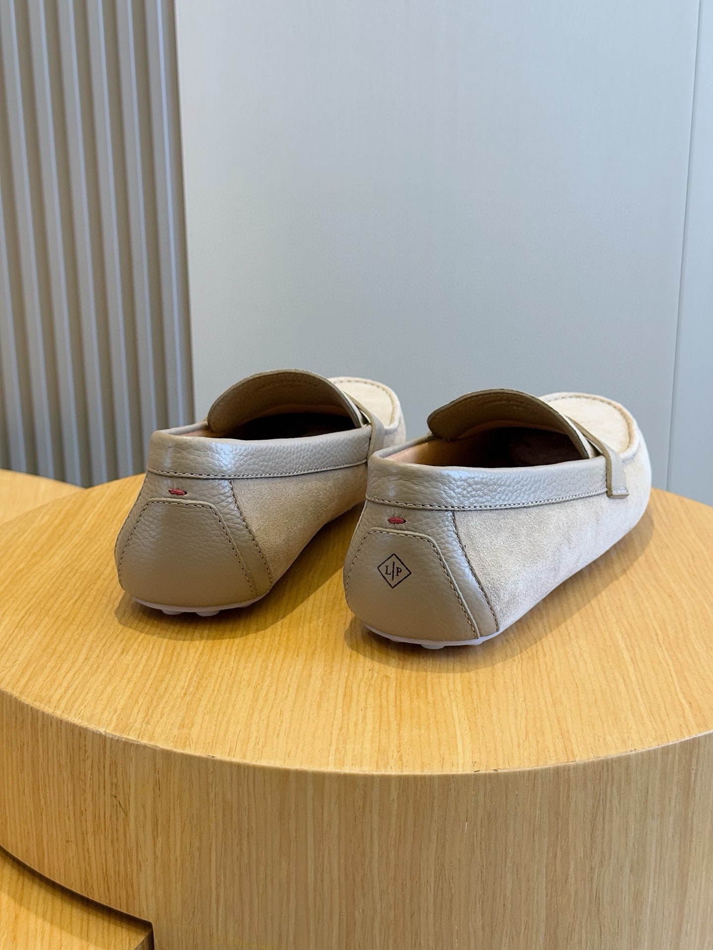 Loro piana  LP意大利手工豆豆鞋-顶级
一款来自意大利顶级奢侈品牌！能与爱马仕匹配的品牌一直以来以高级简约的风格得到很多人喜爱，上脚超级舒服
原版进口麂皮，内里定制进口胎牛皮，高弹牛筋底。
SIZE: 男39-44(38.45定制）
💰420