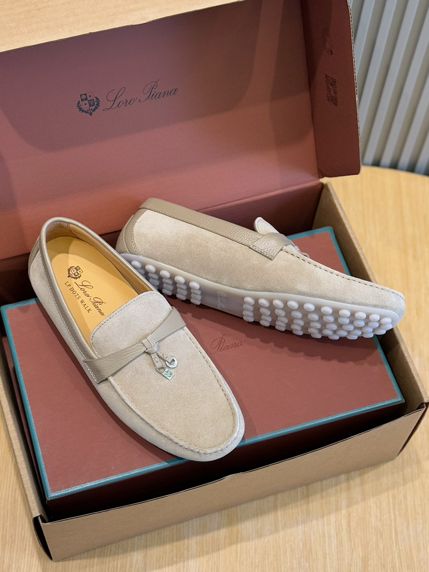 Loro piana  LP意大利手工豆豆鞋-顶级
一款来自意大利顶级奢侈品牌！能与爱马仕匹配的品牌一直以来以高级简约的风格得到很多人喜爱，上脚超级舒服
原版进口麂皮，内里定制进口胎牛皮，高弹牛筋底。
SIZE: 男39-44(38.45定制）
💰420